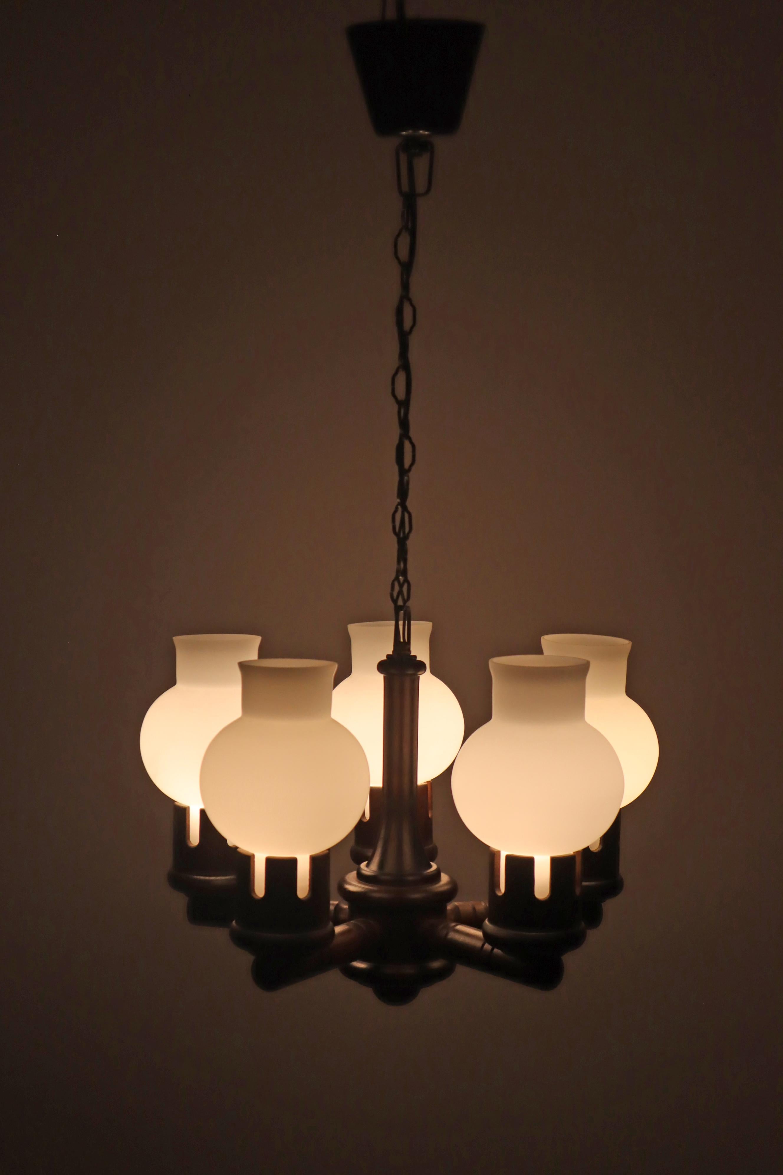 Lampadario in legno con bicchieri bianchi a forma di cipolla, Danimarca anni '60 in vendita 4