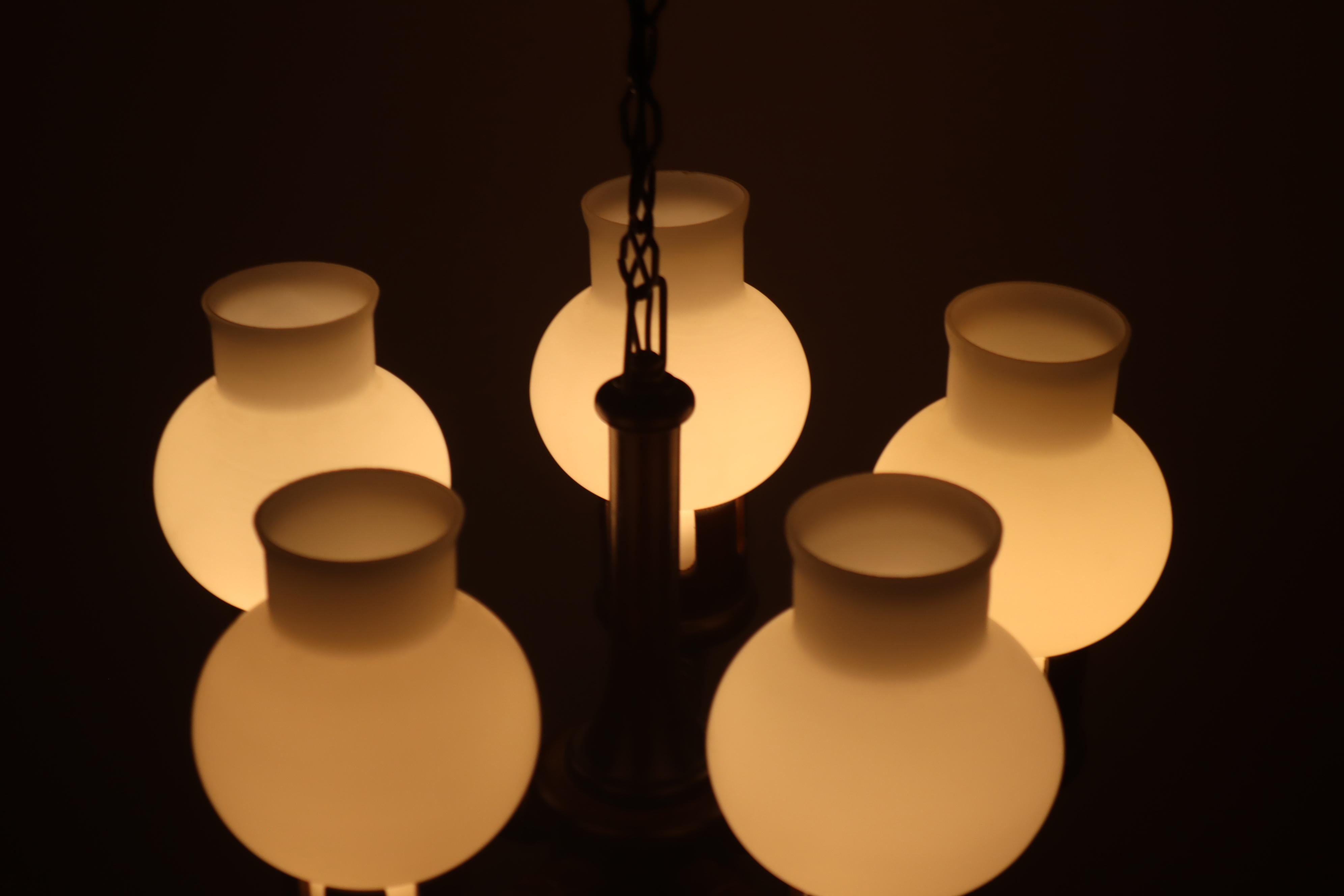 Lampadario in legno con bicchieri bianchi a forma di cipolla, Danimarca anni '60 in vendita 5