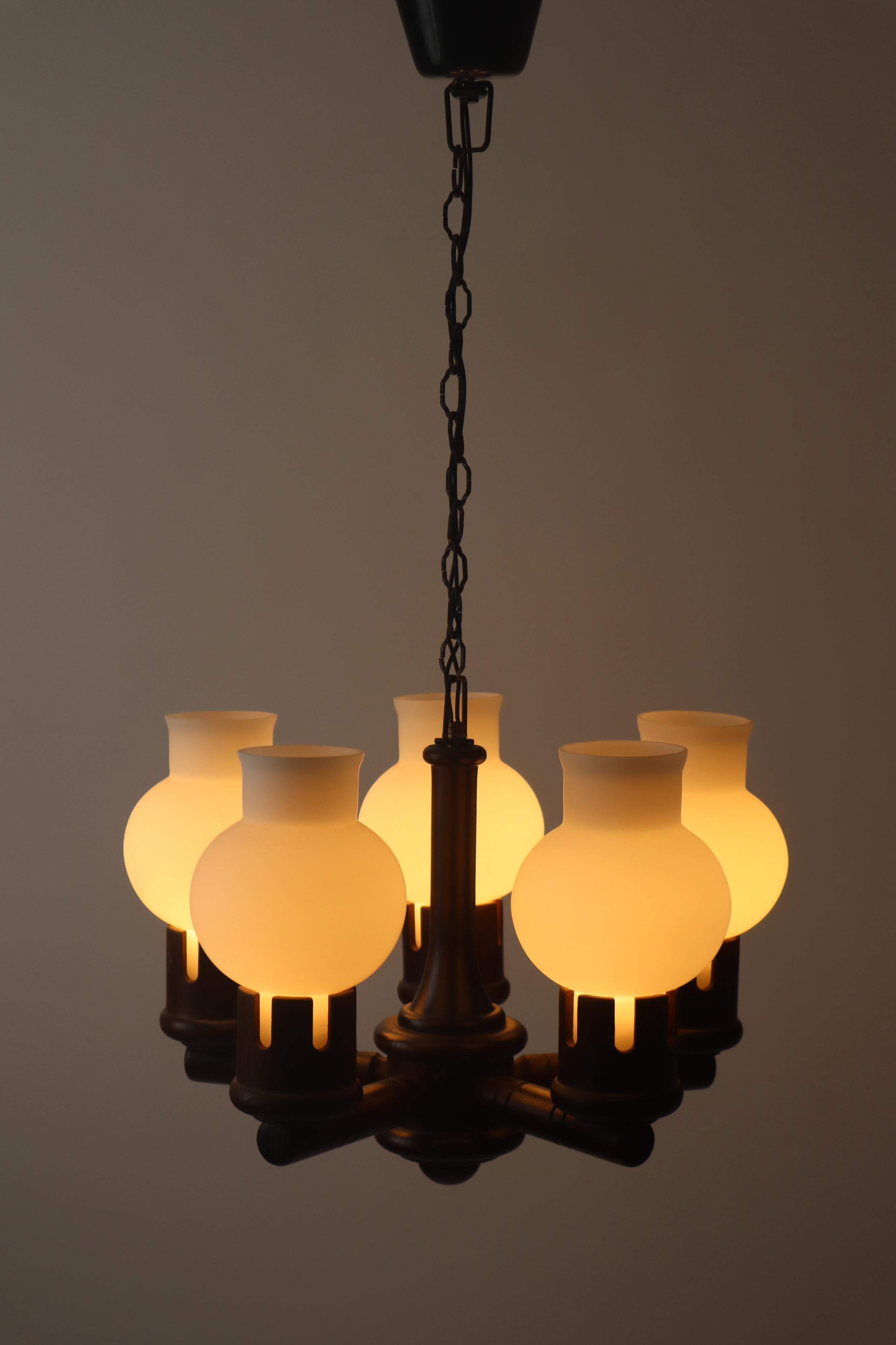 Lampadario in legno con bicchieri bianchi a forma di cipolla, Danimarca anni '60 in vendita 6