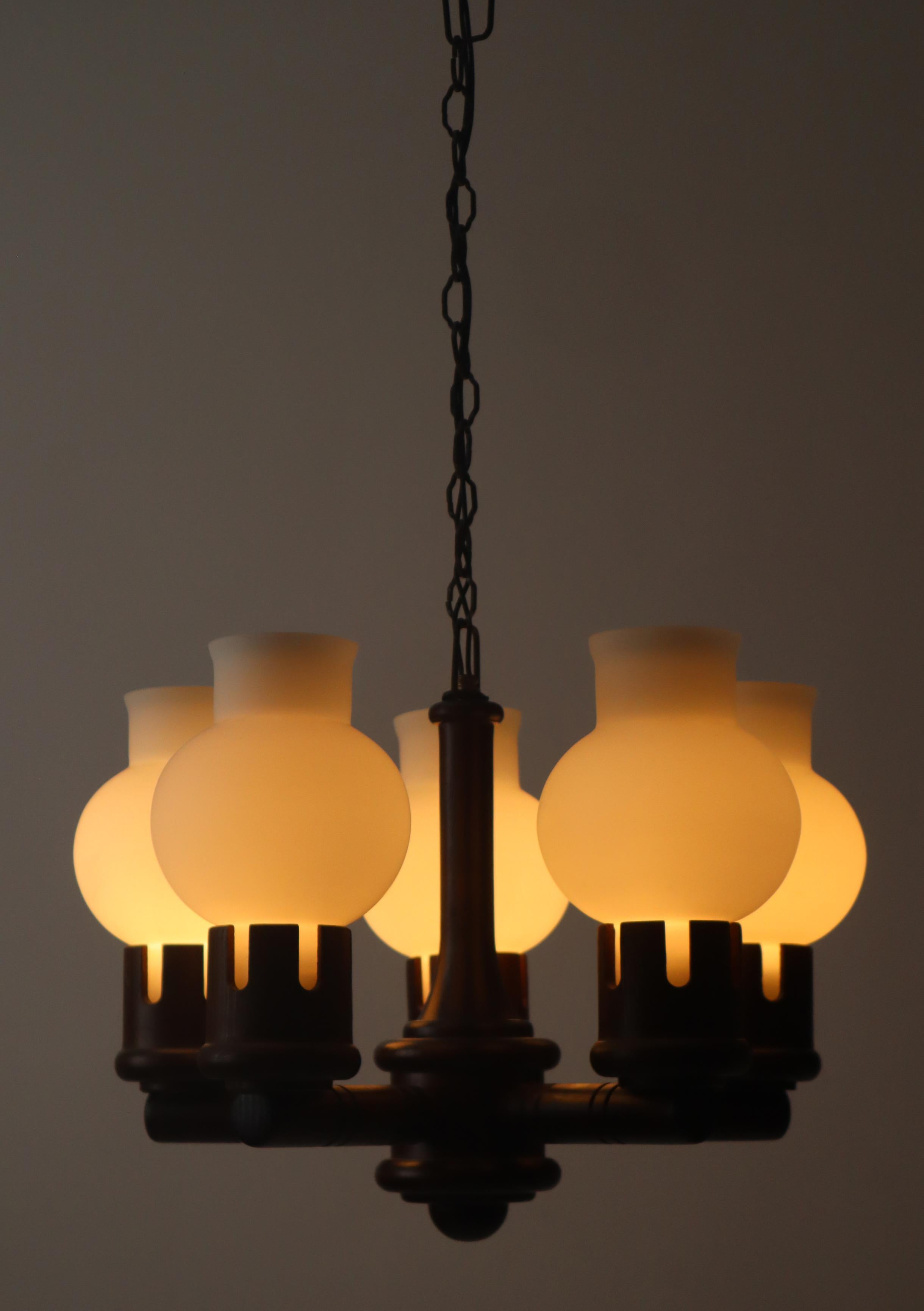 Lampadario in legno con bicchieri bianchi a forma di cipolla, Danimarca anni '60 in vendita 7