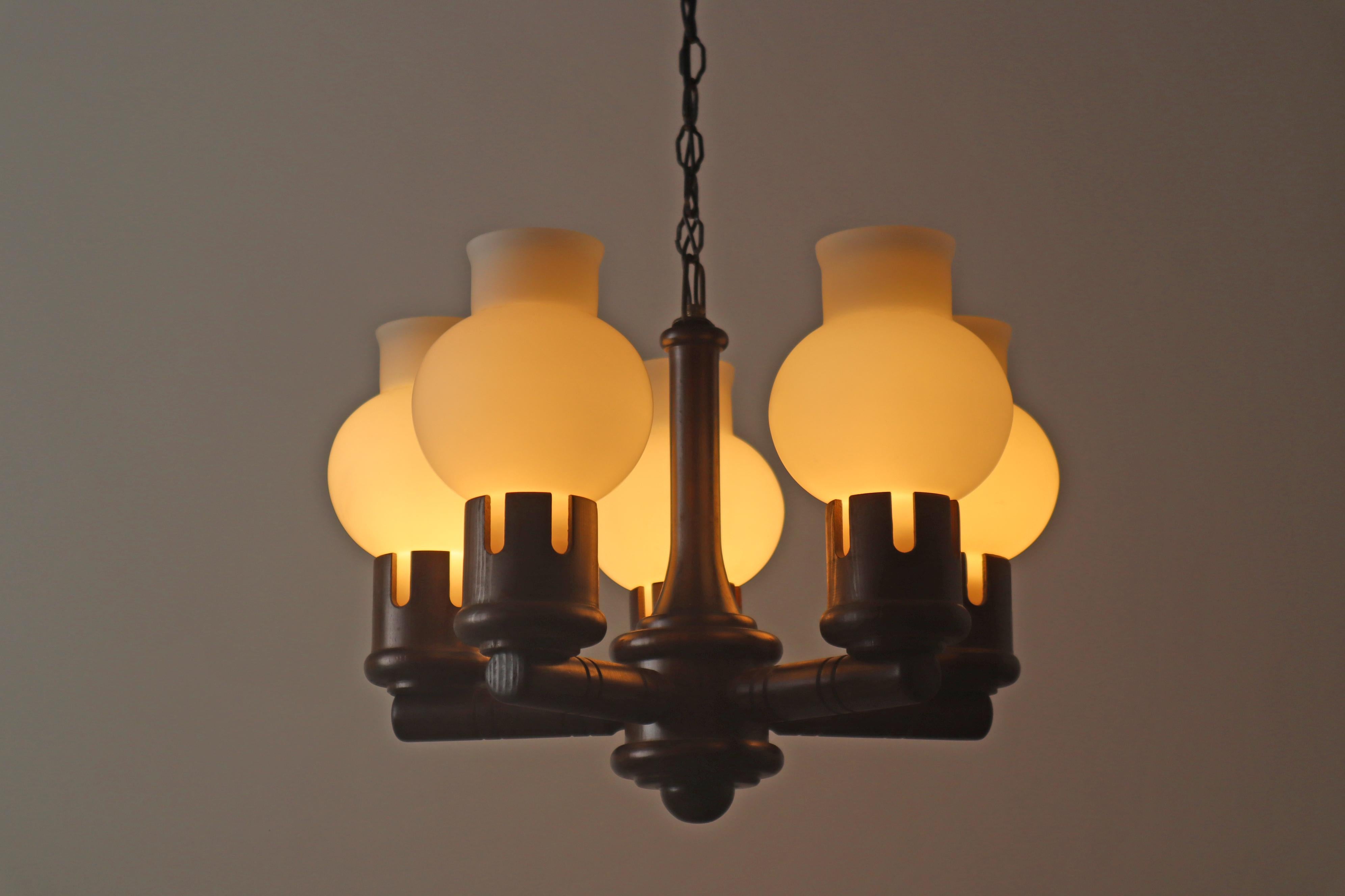 Lampadario in legno con bicchieri bianchi a forma di cipolla, Danimarca anni '60 in vendita 8