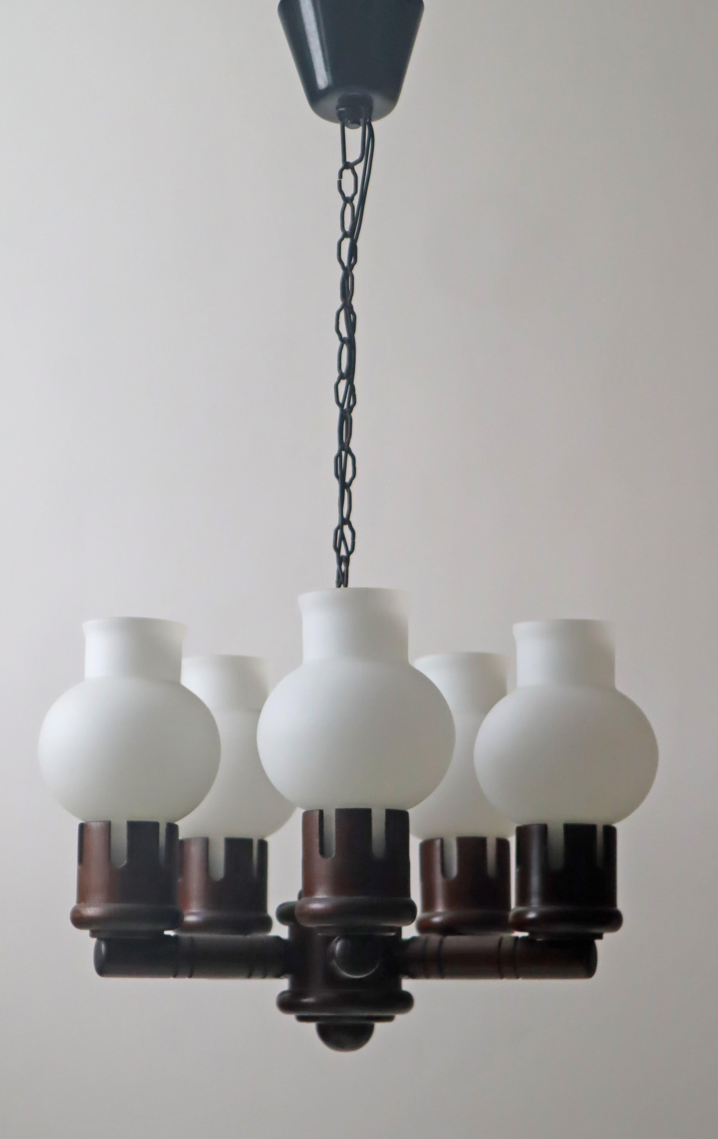 Lampadario in legno con bicchieri bianchi a forma di cipolla, Danimarca anni '60 in vendita 9
