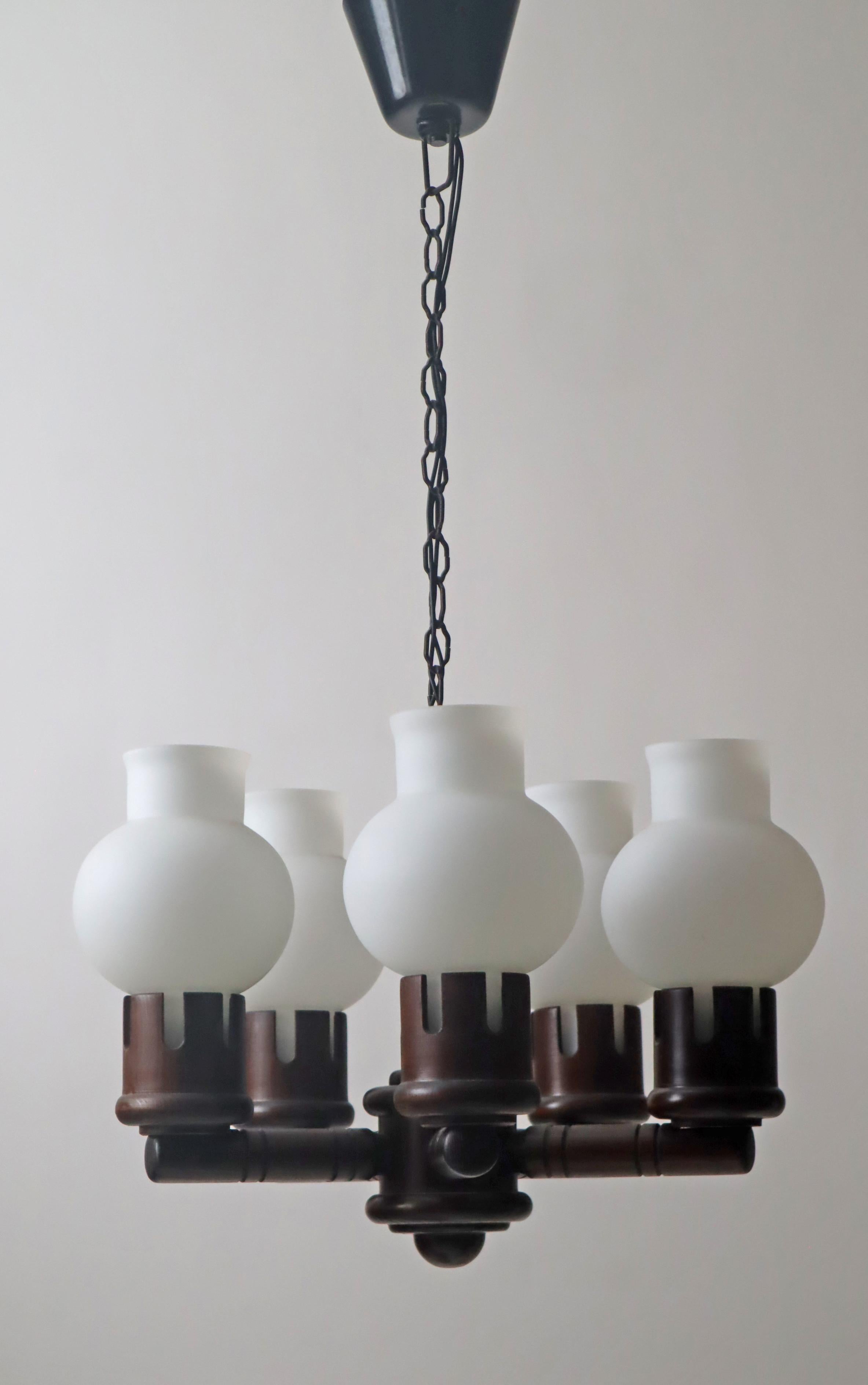 Lampadario in legno con bicchieri bianchi a forma di cipolla, Danimarca anni '60 in vendita 10
