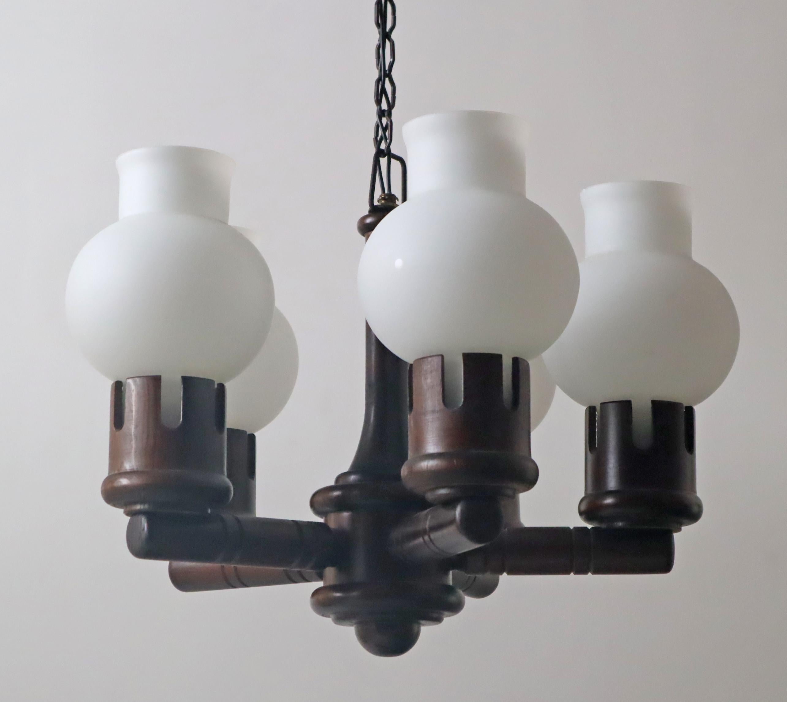 Lampadario in legno con bicchieri bianchi a forma di cipolla, Danimarca anni '60 in vendita 11