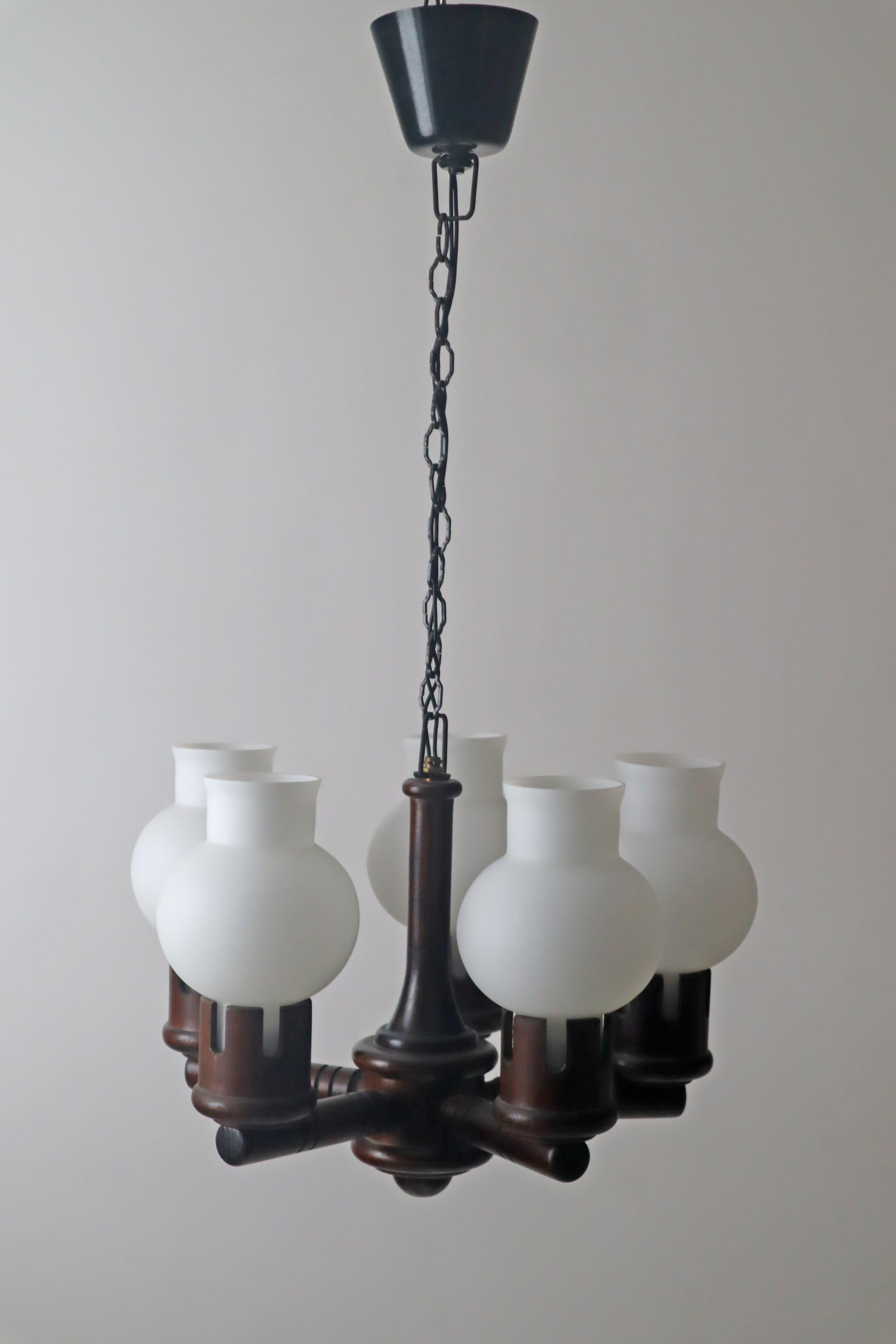 Scandinavo moderno Lampadario in legno con bicchieri bianchi a forma di cipolla, Danimarca anni '60 in vendita