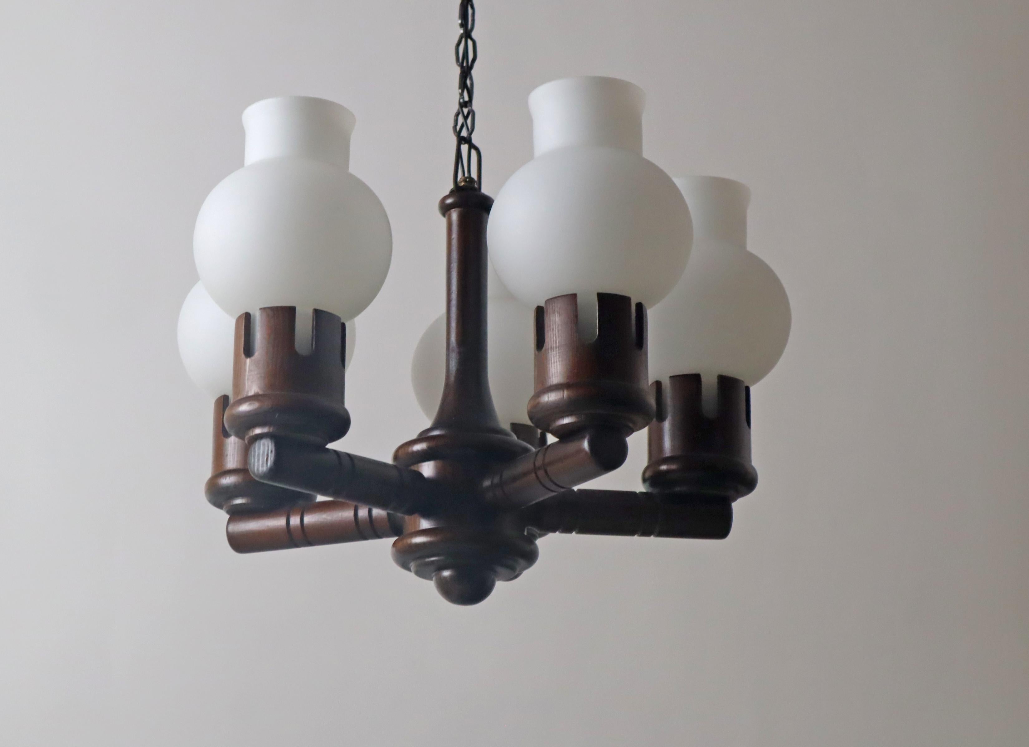 Danese Lampadario in legno con bicchieri bianchi a forma di cipolla, Danimarca anni '60 in vendita