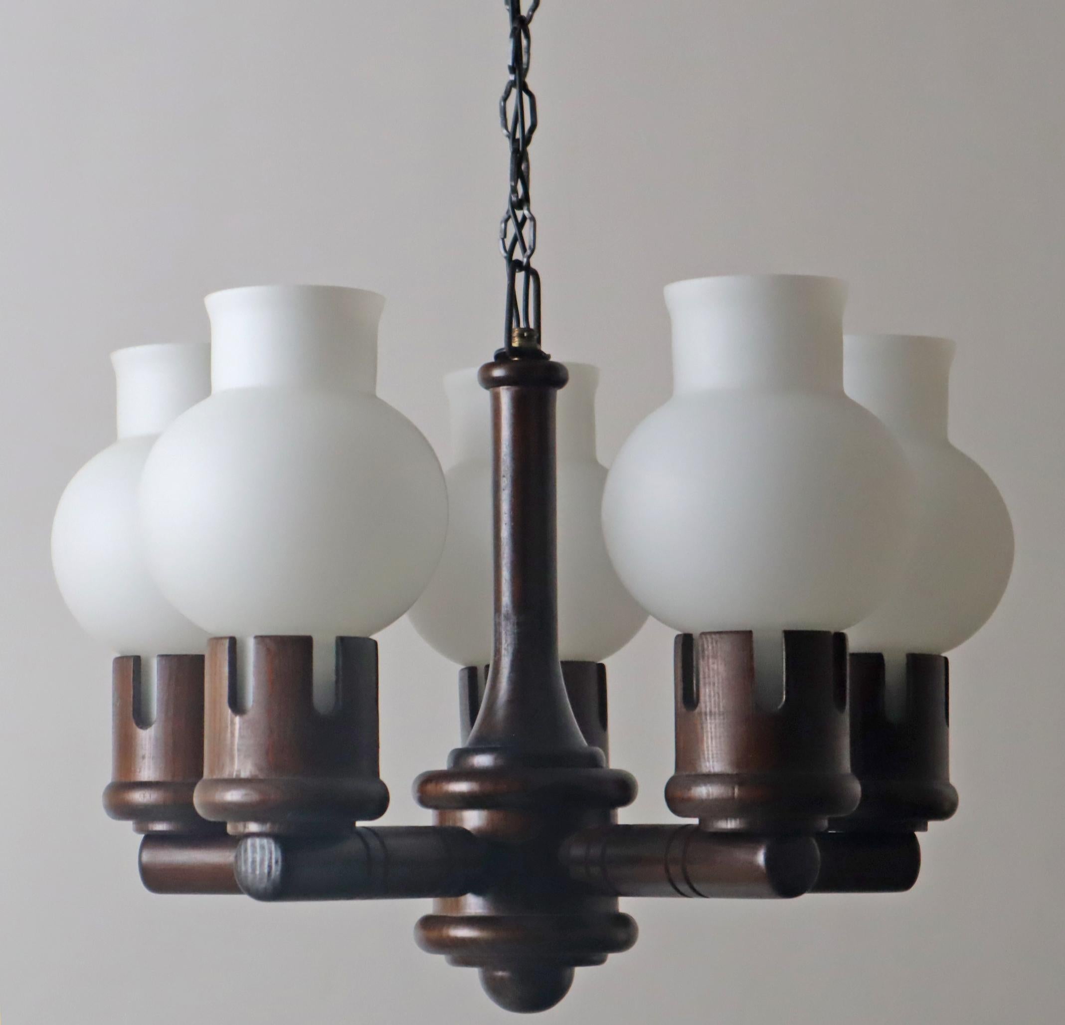 Fatto a mano Lampadario in legno con bicchieri bianchi a forma di cipolla, Danimarca anni '60 in vendita
