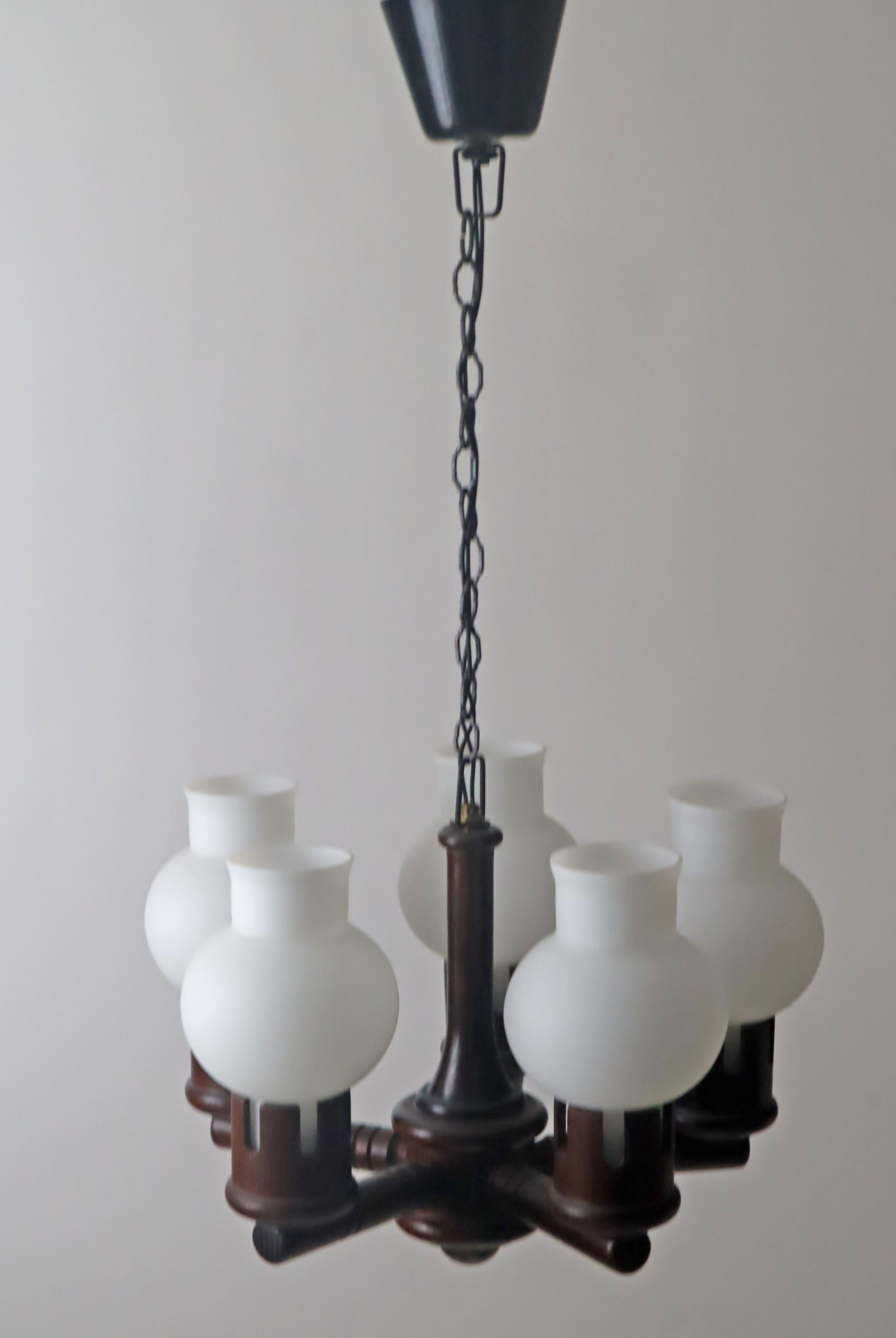 Lampadario in legno con bicchieri bianchi a forma di cipolla, Danimarca anni '60 In condizioni buone in vendita a Hannover, DE