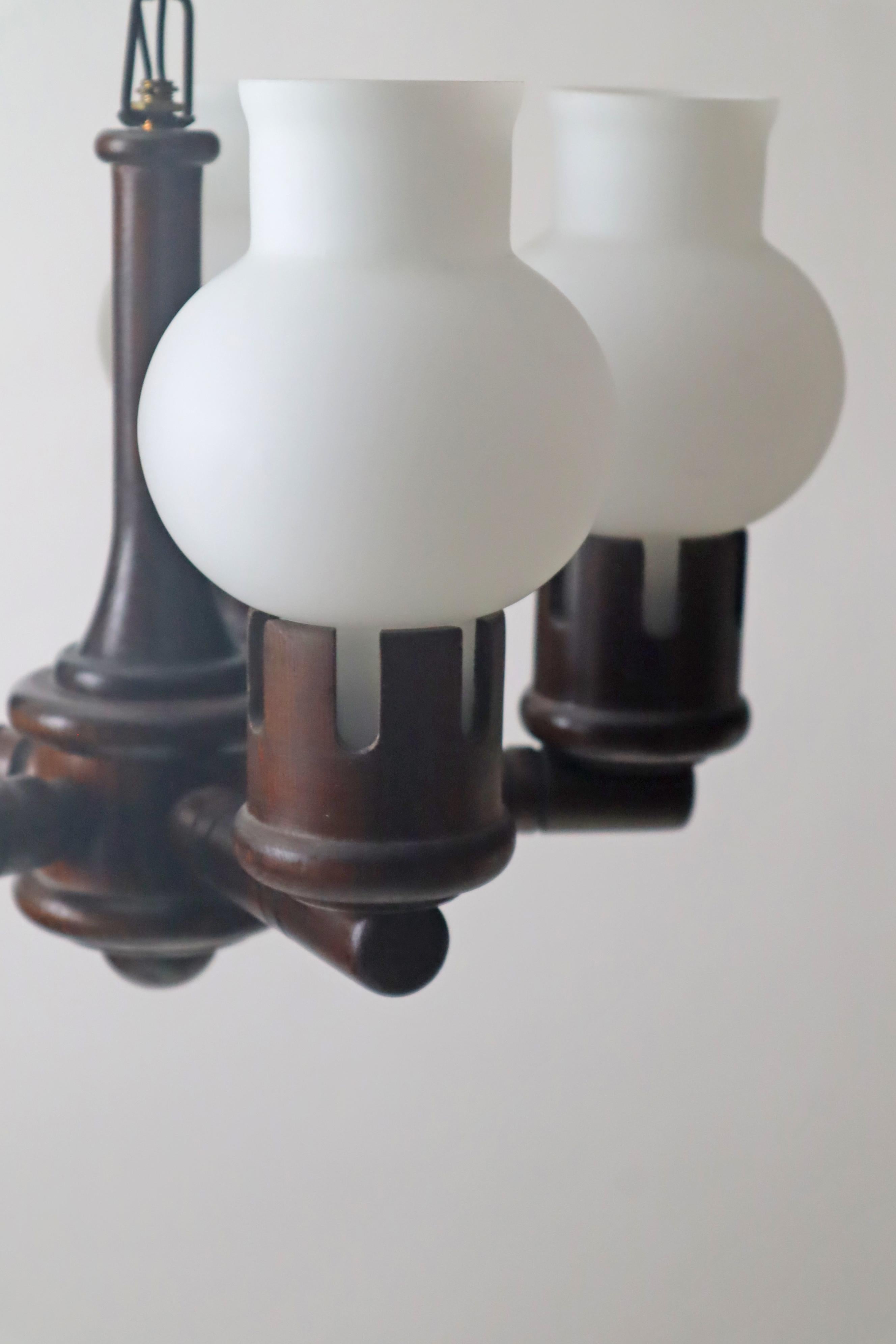Metà XX secolo Lampadario in legno con bicchieri bianchi a forma di cipolla, Danimarca anni '60 in vendita