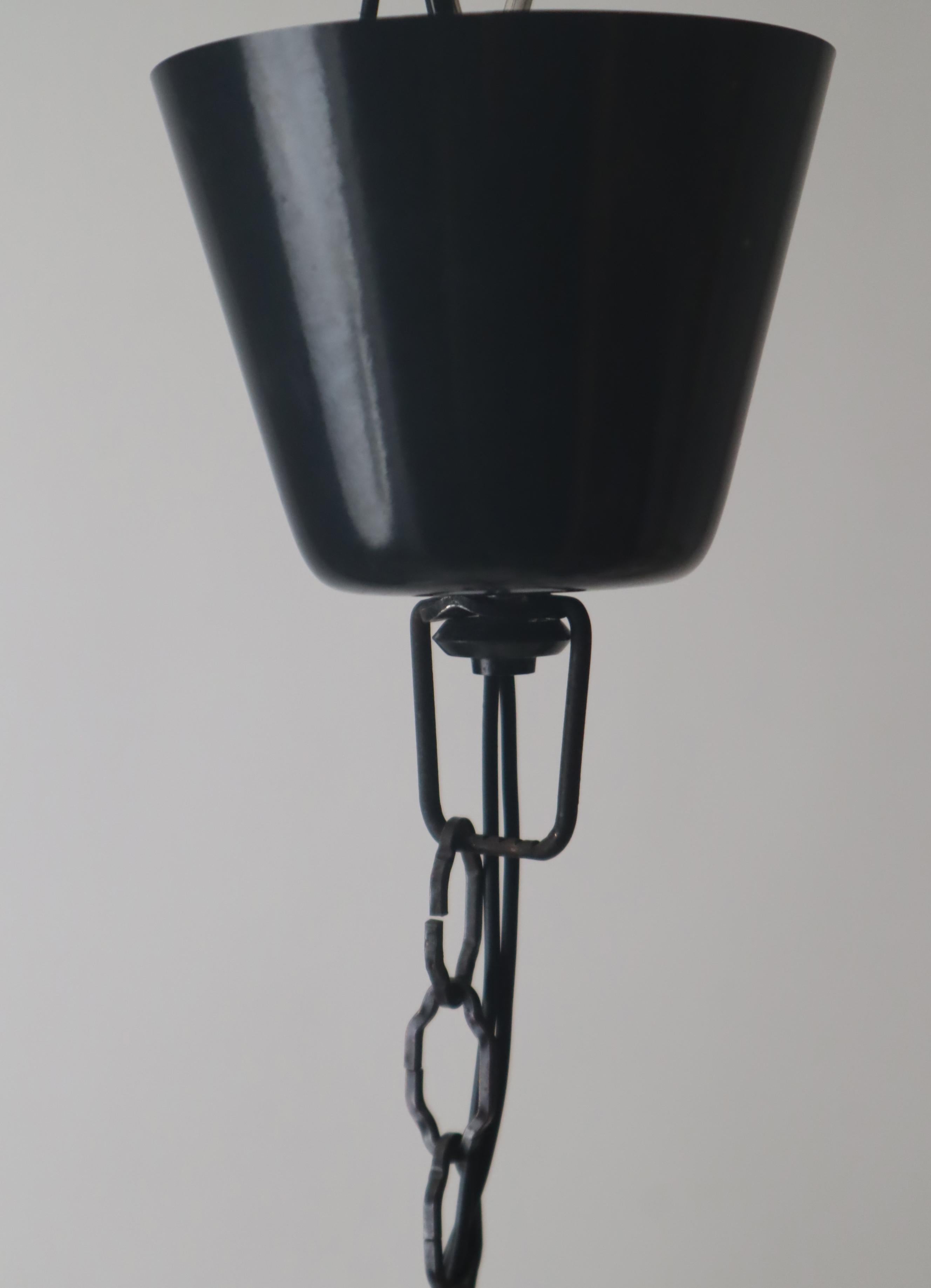 Lampadario in legno con bicchieri bianchi a forma di cipolla, Danimarca anni '60 in vendita 1