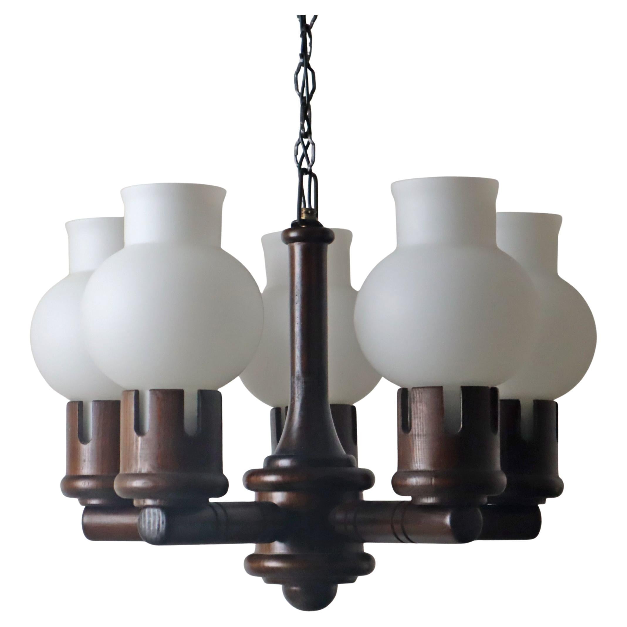 Lampadario in legno con bicchieri bianchi a forma di cipolla, Danimarca anni '60 in vendita