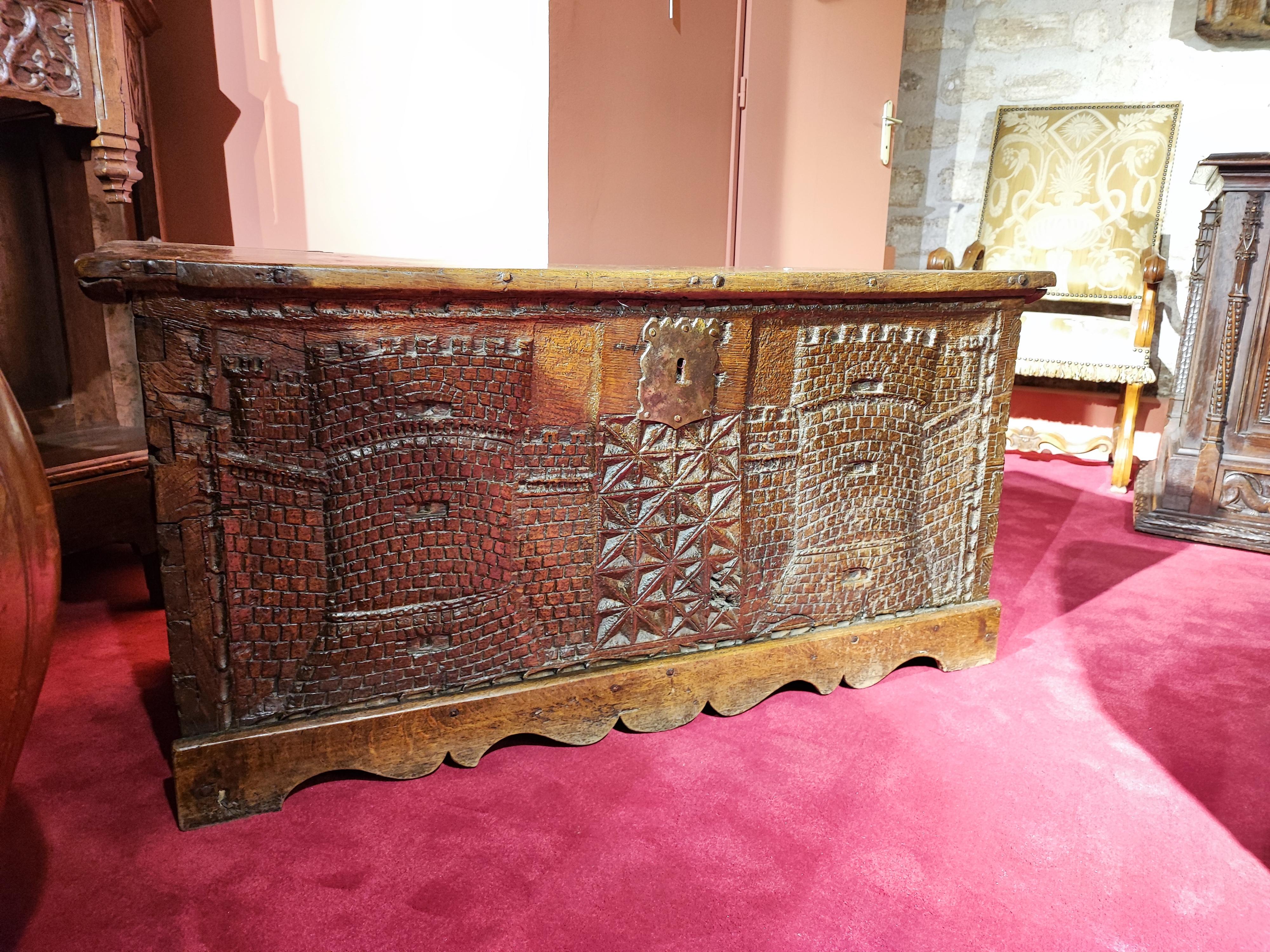 Wooden Chest Carved with Two Crenellated Towers In Good Condition For Sale In Saint-Ouen, FR
