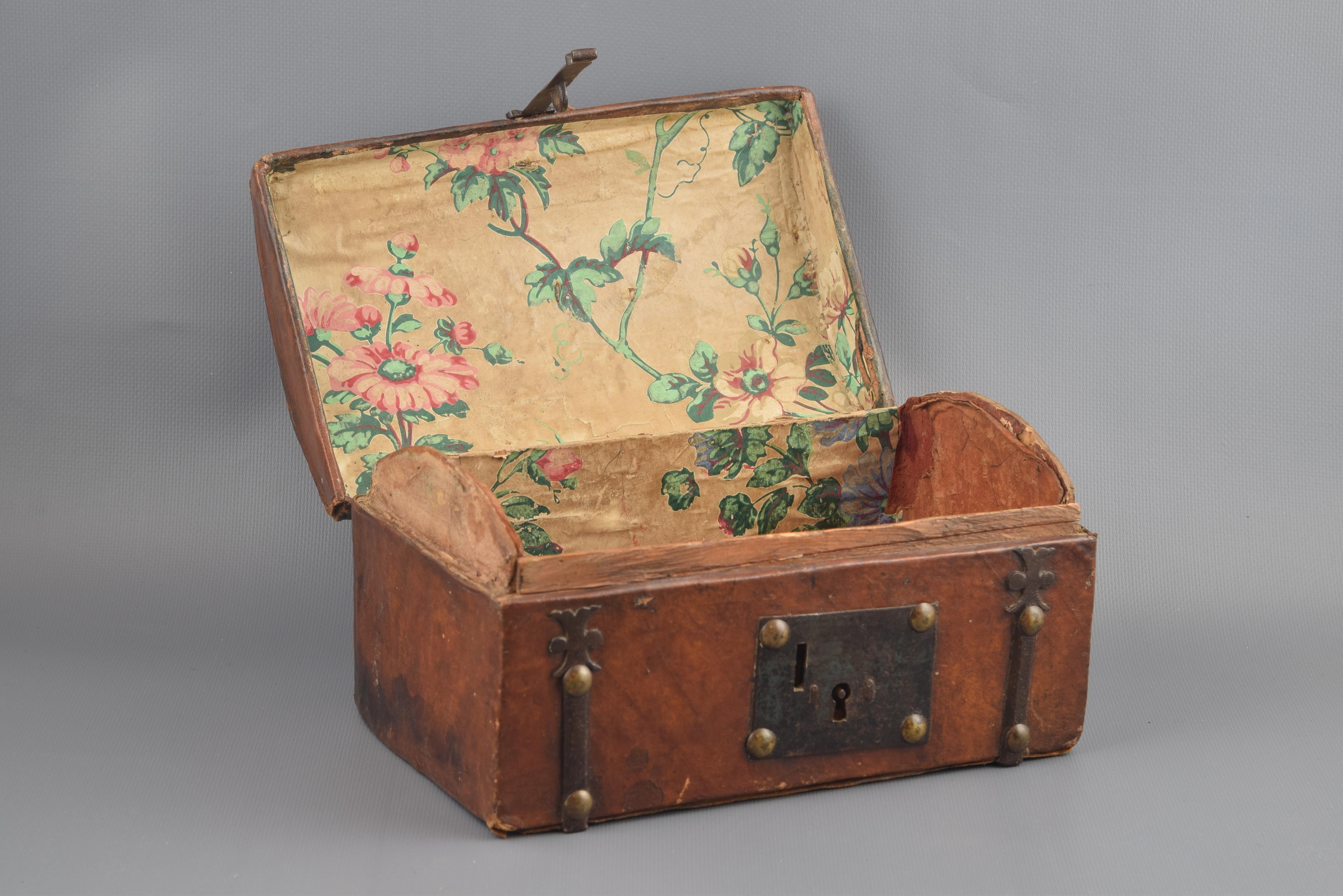 Wooden Chest, Leather and Metal, 17th Century im Zustand „Relativ gut“ in Madrid, ES