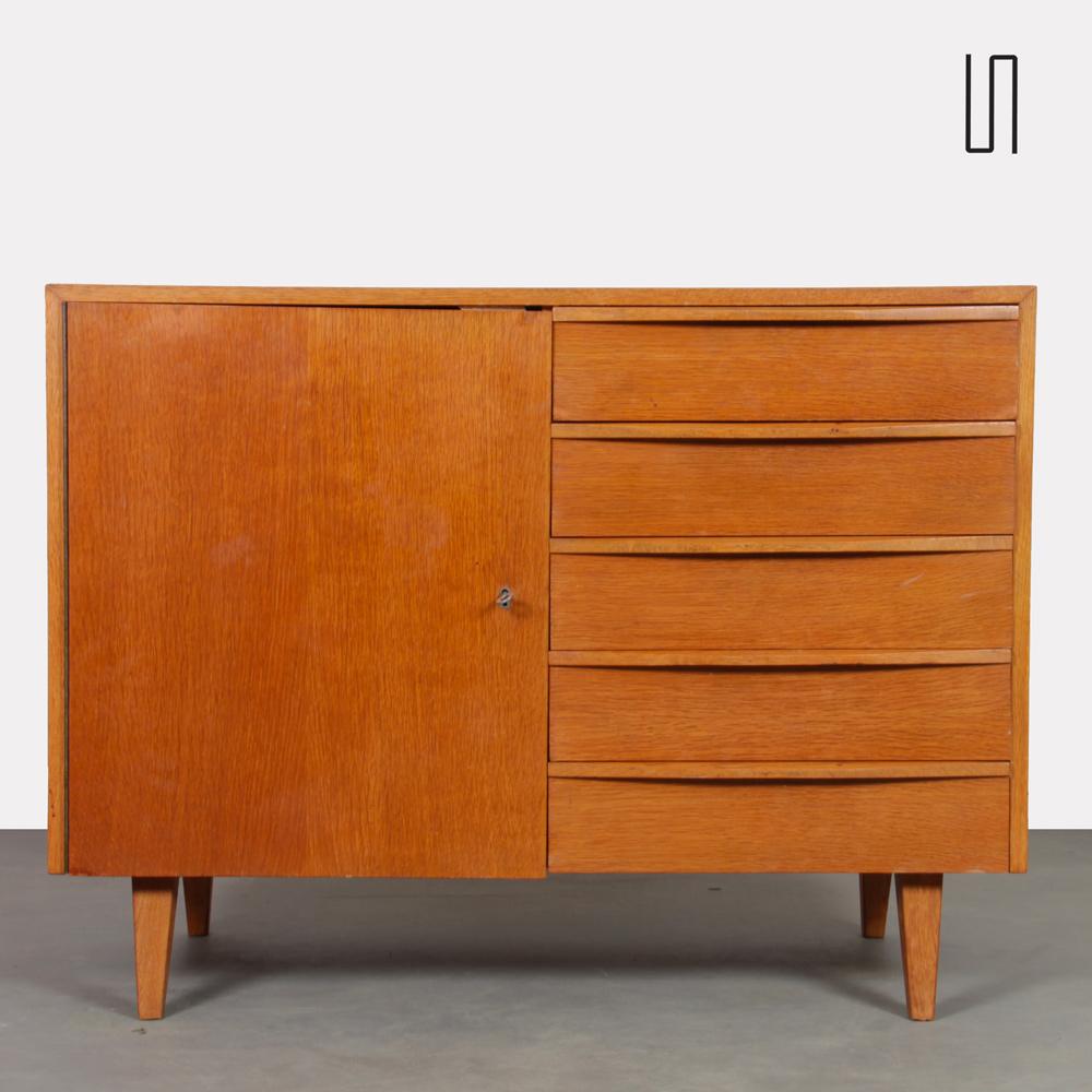 Cette commode en bois est produite par l'éditeur tchèque Drevozpracujici podnik en 1960. Il comporte 5 tiroirs et s'ouvre par une porte. Ce meuble en chêne est en bon état. La capote est restaurée.