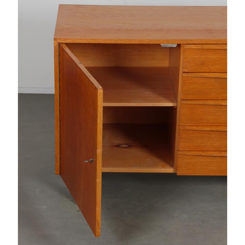 Commode en bois fabriquée par Drevozpracujici podnik, années 1960 en vente 1