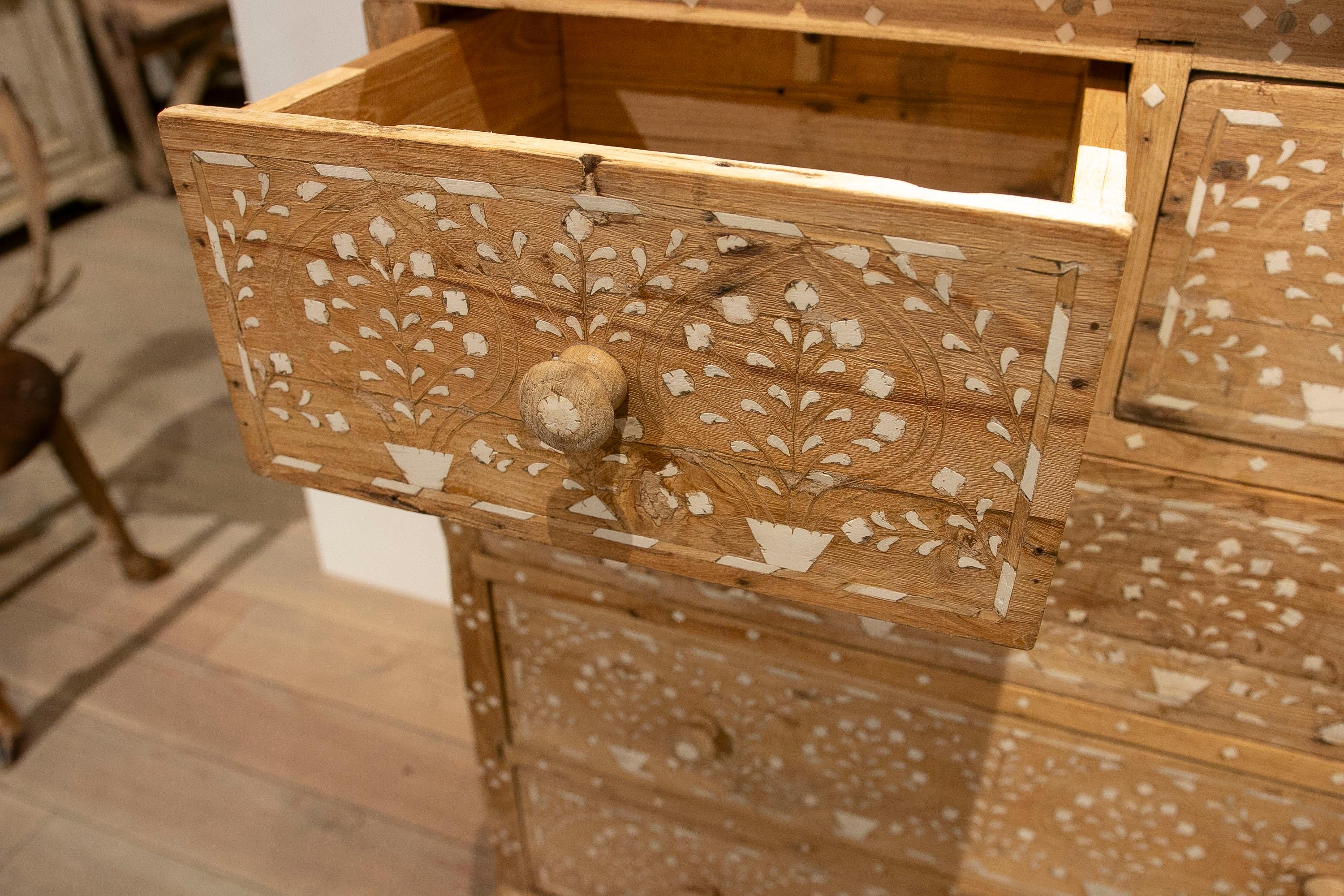 Commode en bois avec tiroirs marquetés et décorations florales en vente 8