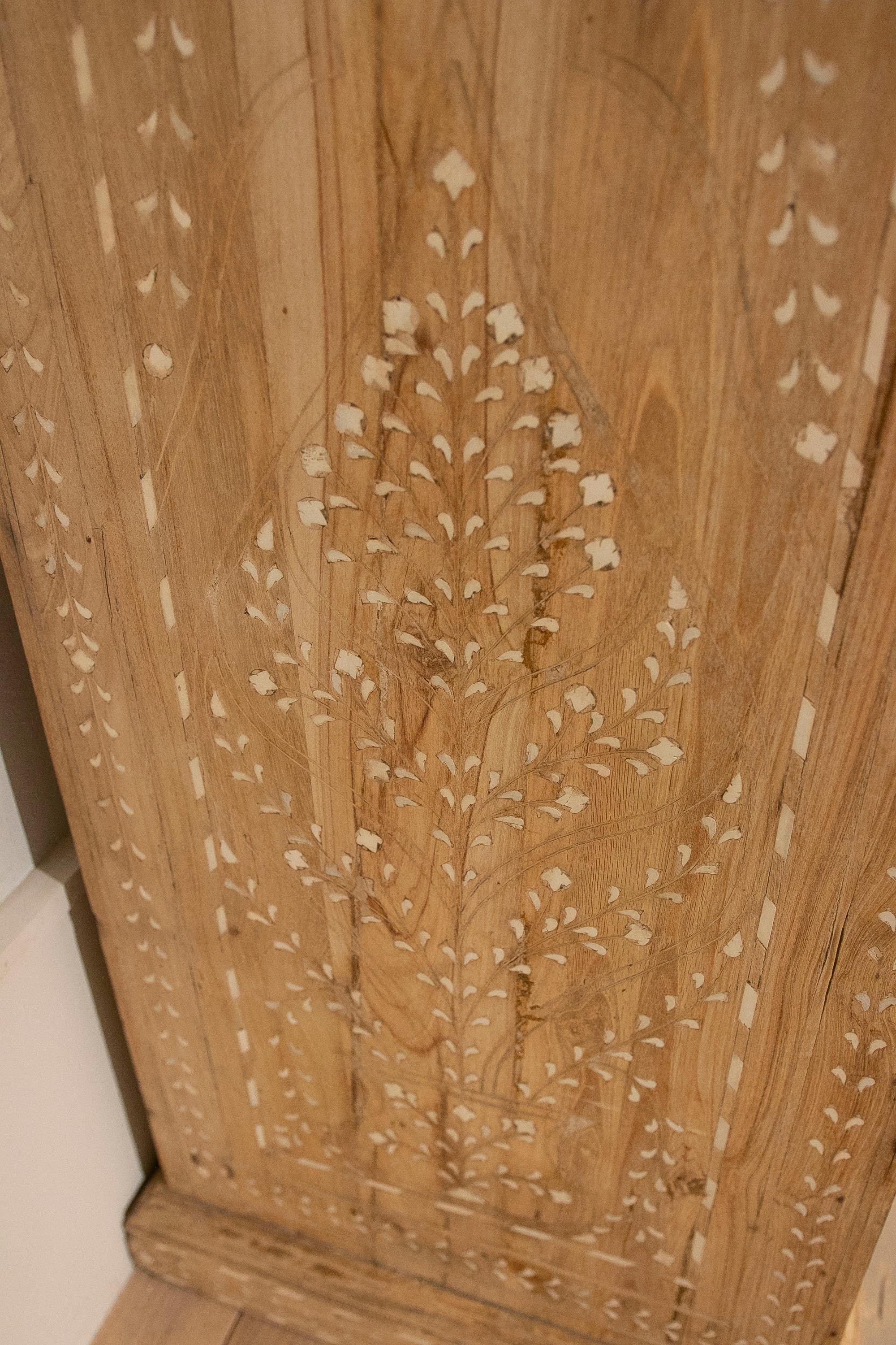 Commode en bois avec tiroirs marquetés et décorations florales en vente 12