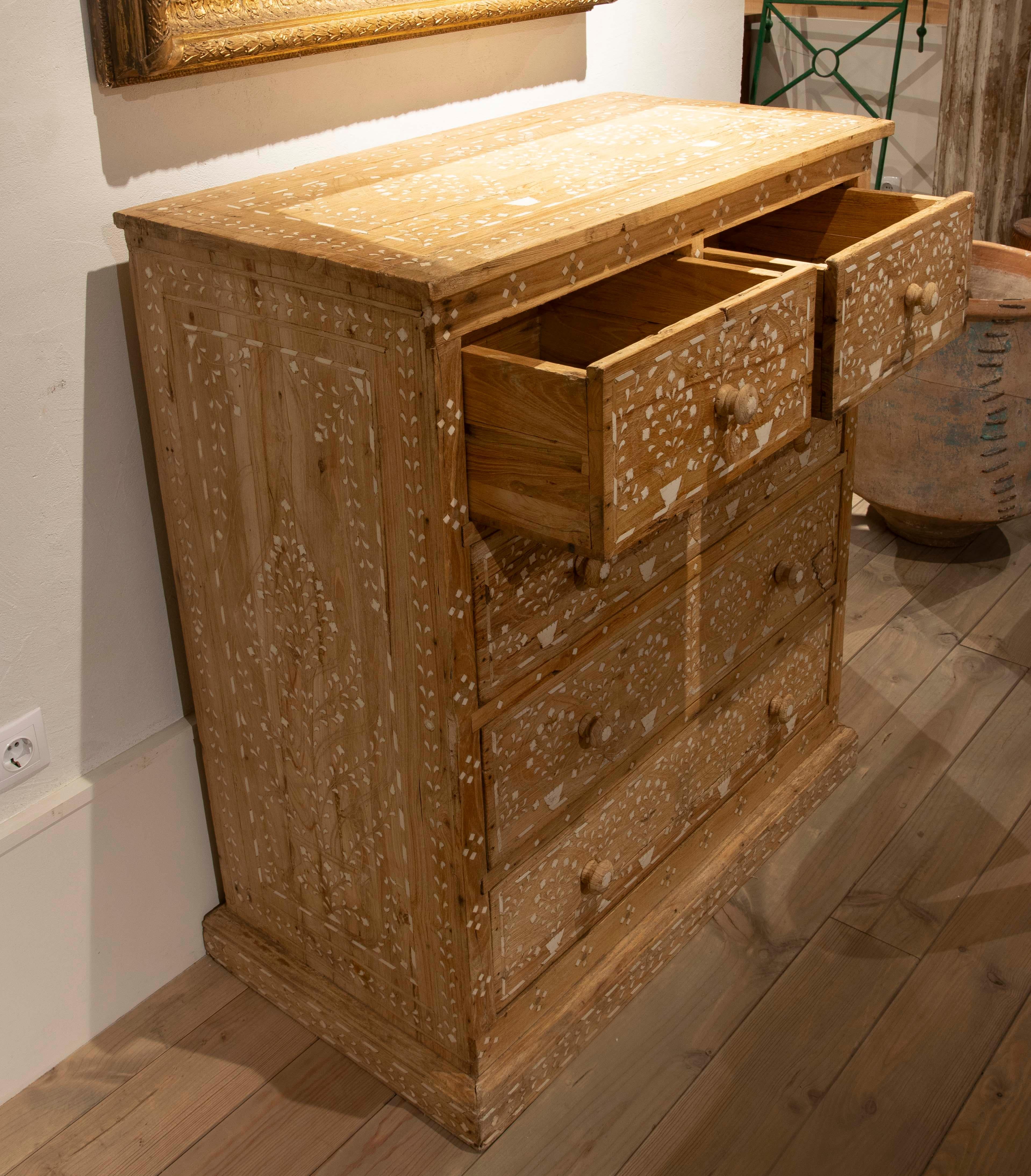 Commode en bois avec tiroirs marquetés et décorations florales Bon état - En vente à Marbella, ES