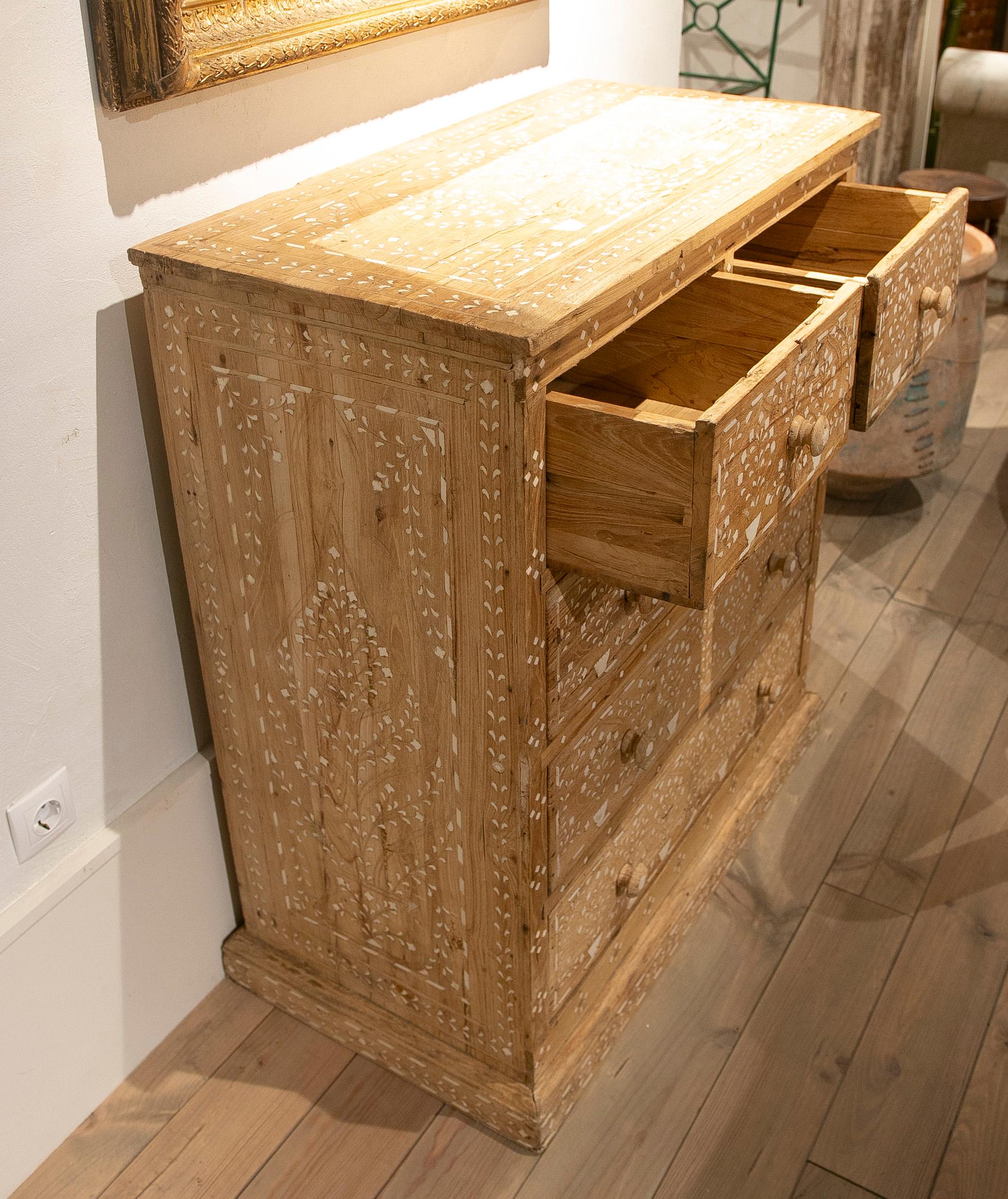 XXIe siècle et contemporain Commode en bois avec tiroirs marquetés et décorations florales en vente