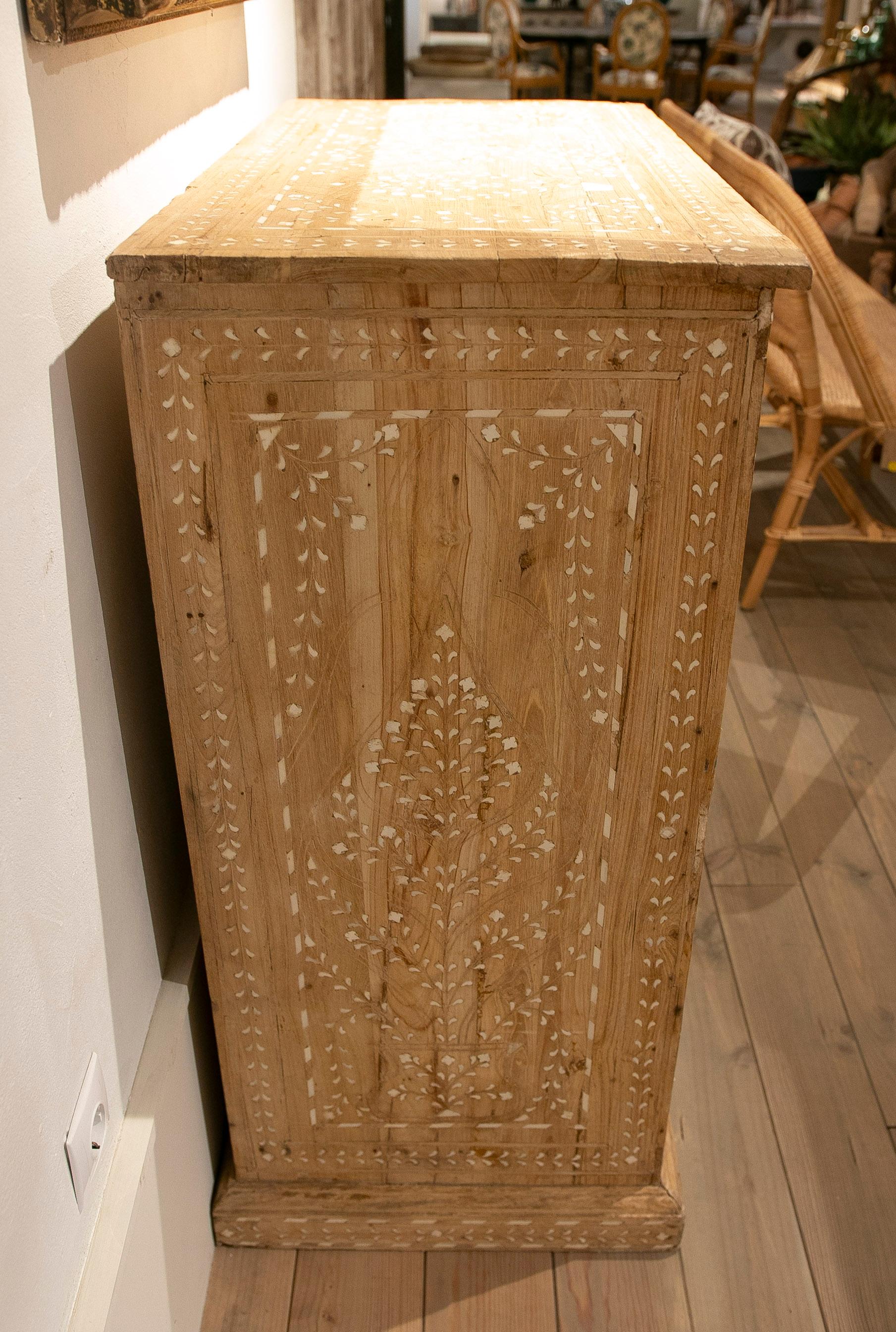 Wooden Chest of Drawers with Inlaid Drawers with Flower Decorations For Sale 4