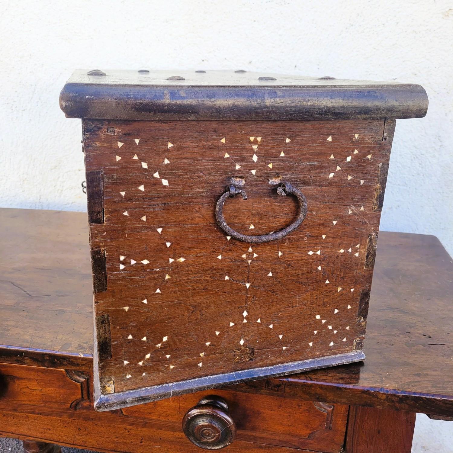 Arqueta de madera con marquetería de nácar, Siria, S. XIX en venta 6