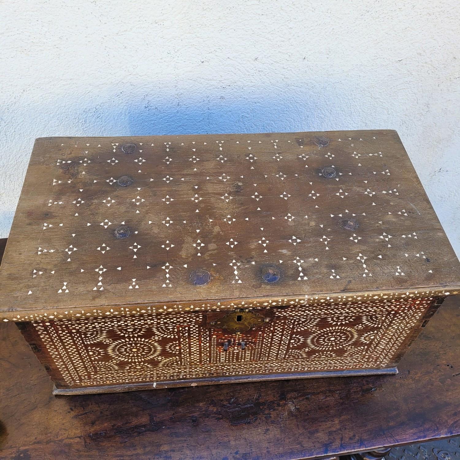 Arqueta de madera con marquetería de nácar, Siria, S. XIX Morisco en venta