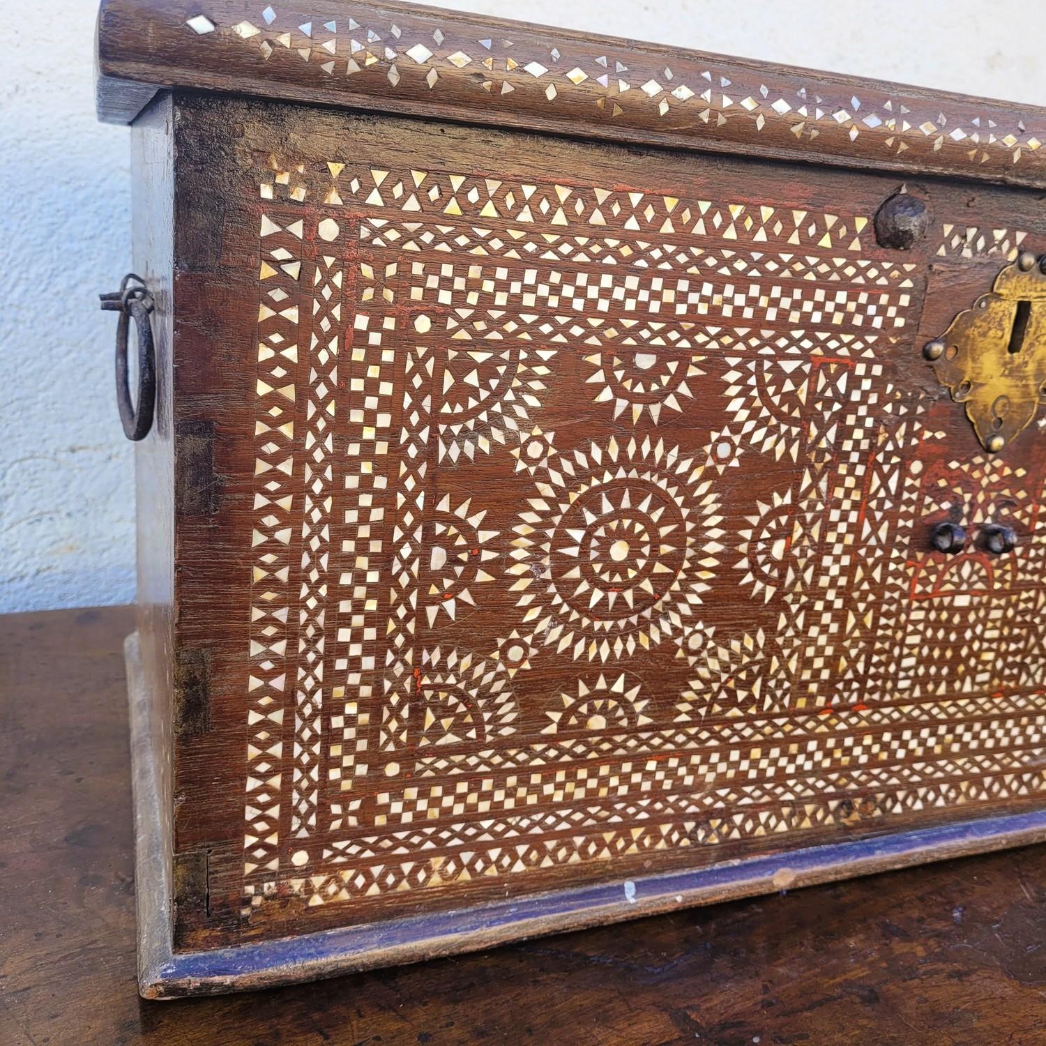 Arqueta de madera con marquetería de nácar, Siria, S. XIX Sirio en venta