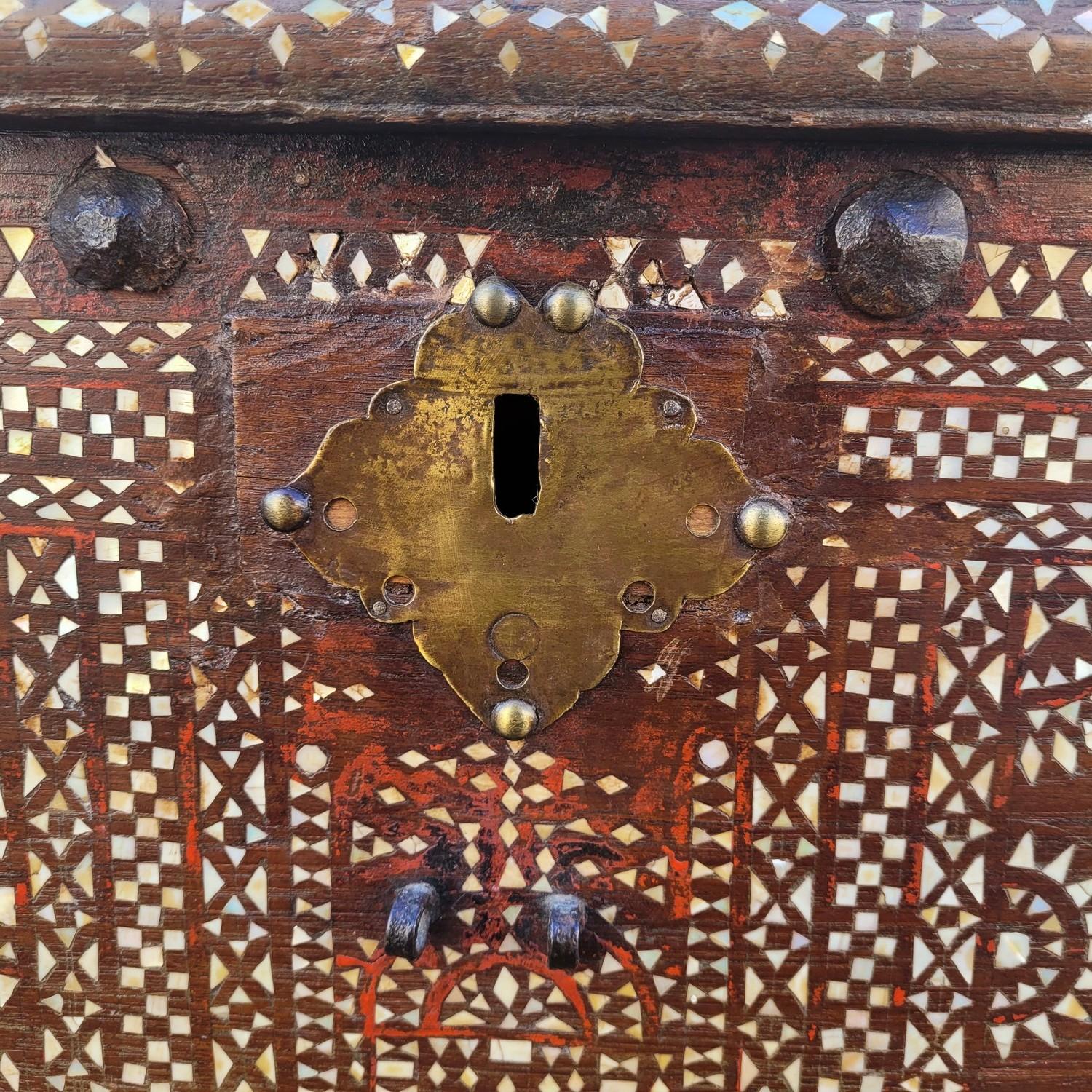 Arqueta de madera con marquetería de nácar, Siria, S. XIX en Bueno estado para la venta en MARSEILLE, FR