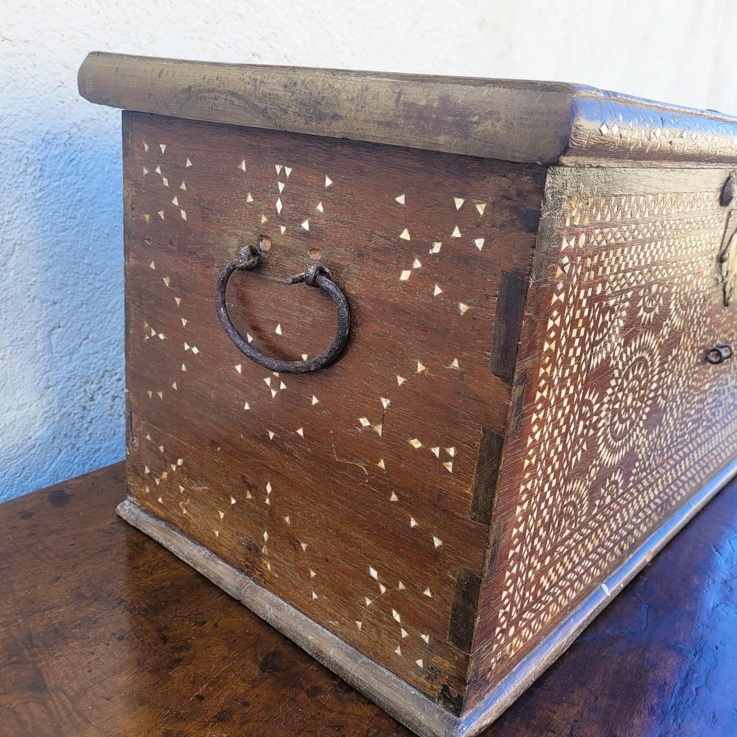 Arqueta de madera con marquetería de nácar, Siria, S. XIX Madera en venta