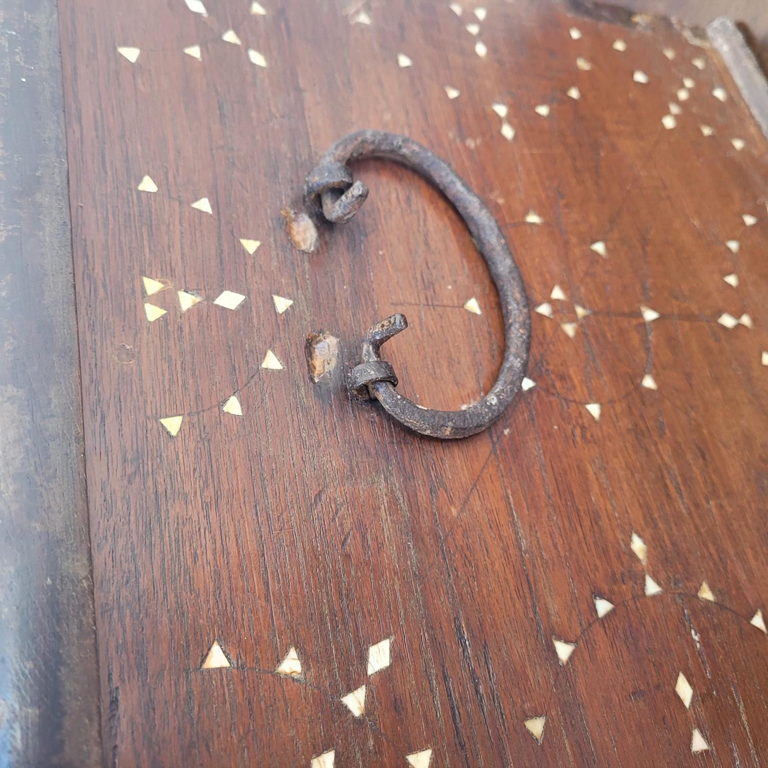 Arqueta de madera con marquetería de nácar, Siria, S. XIX en venta 1