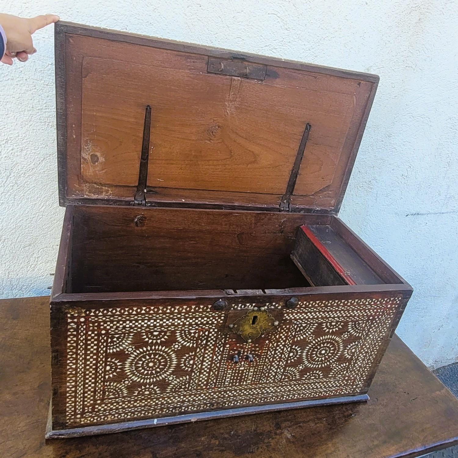 Arqueta de madera con marquetería de nácar, Siria, S. XIX en venta 2