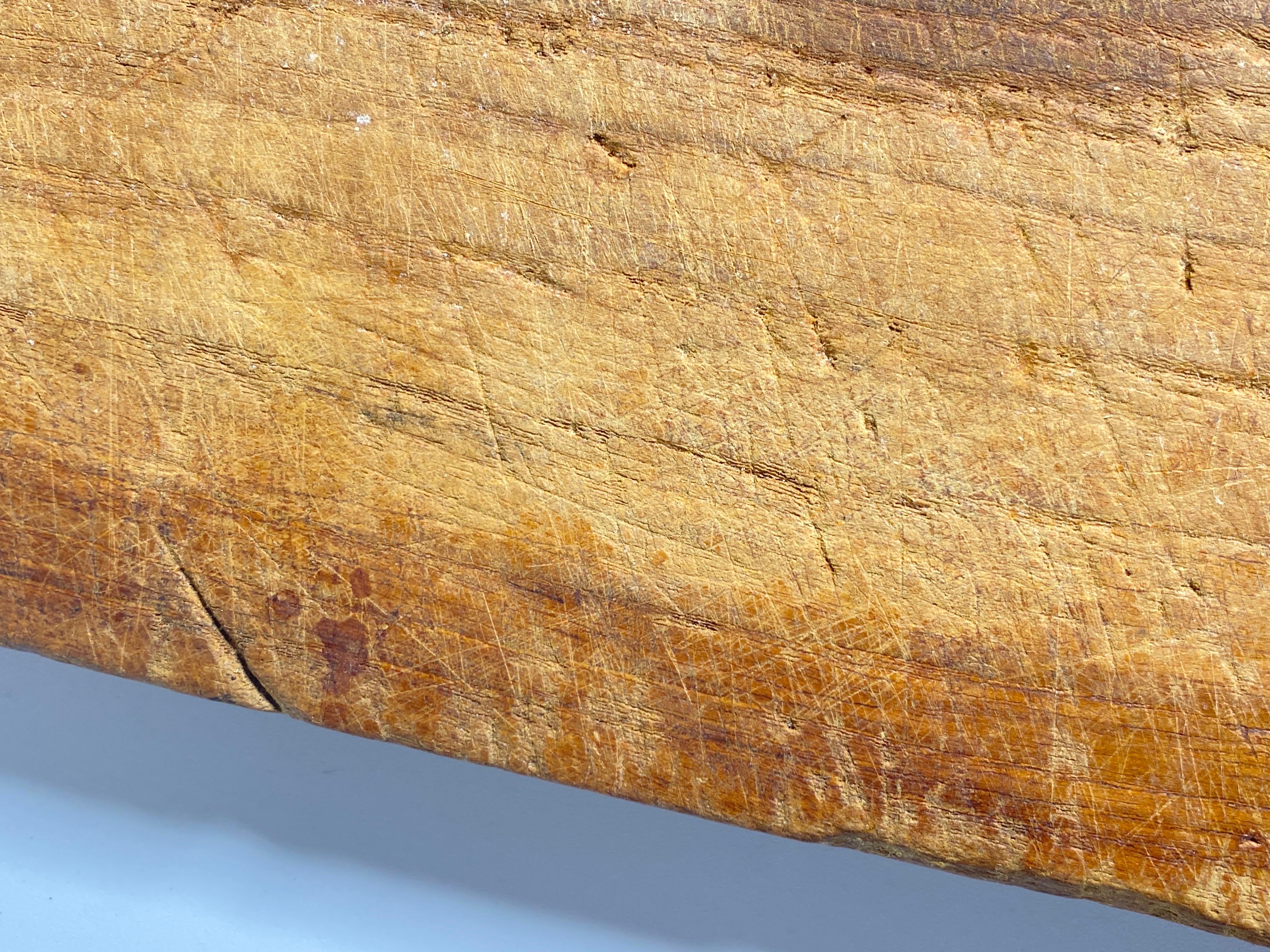 Planche à découper en bois, avec sa vieille patine. Il s'agit d'un objet du 20e siècle français, de style provincial français, de couleur brune, et dans un état conforme à son âge et à son utilisation.