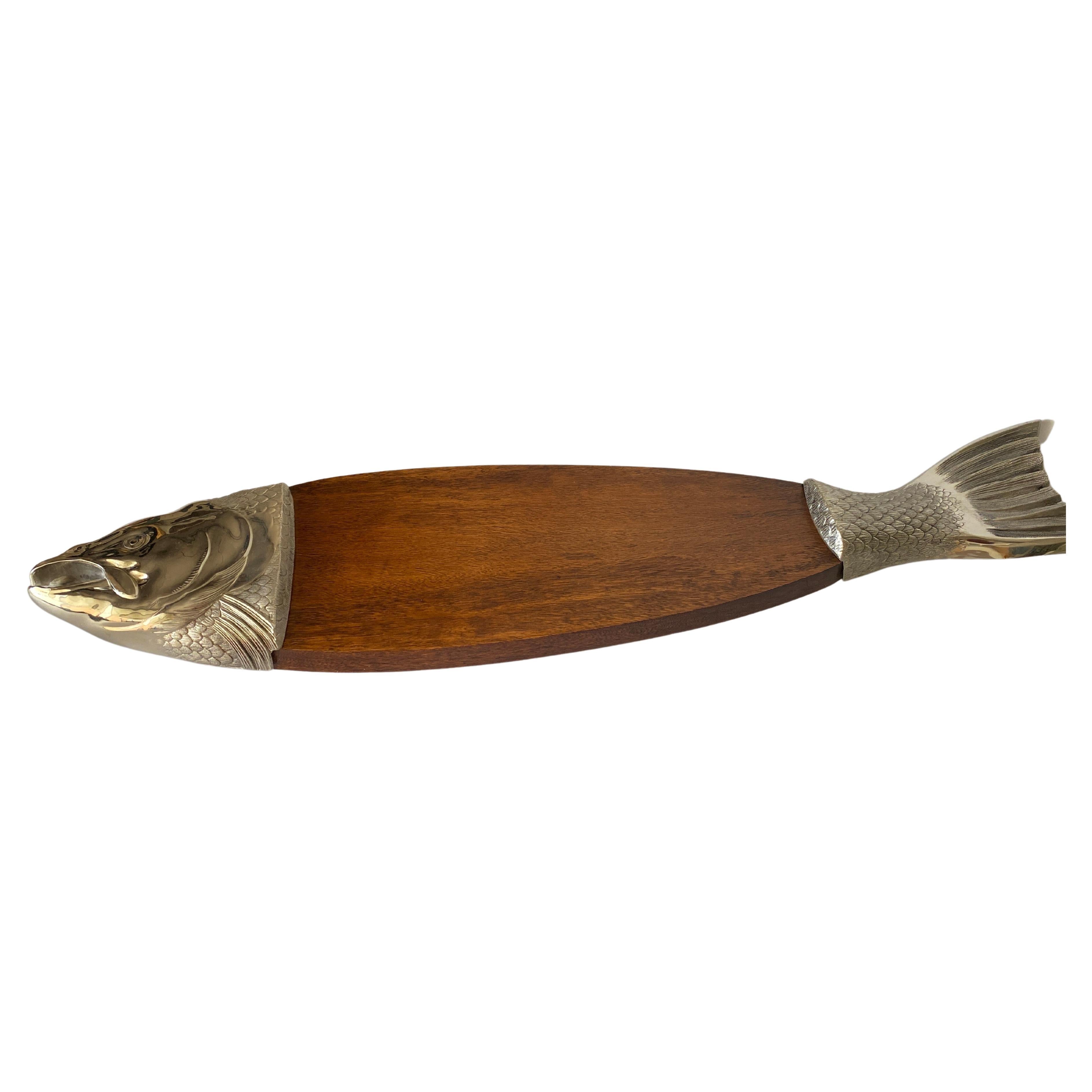 Wooden cutting board, with its old patina. It is an object of the French 20th century, in the style of French Provincial which is brown in color, and in a condition consistent with its age and use.
Representing a fish in aluminium.
