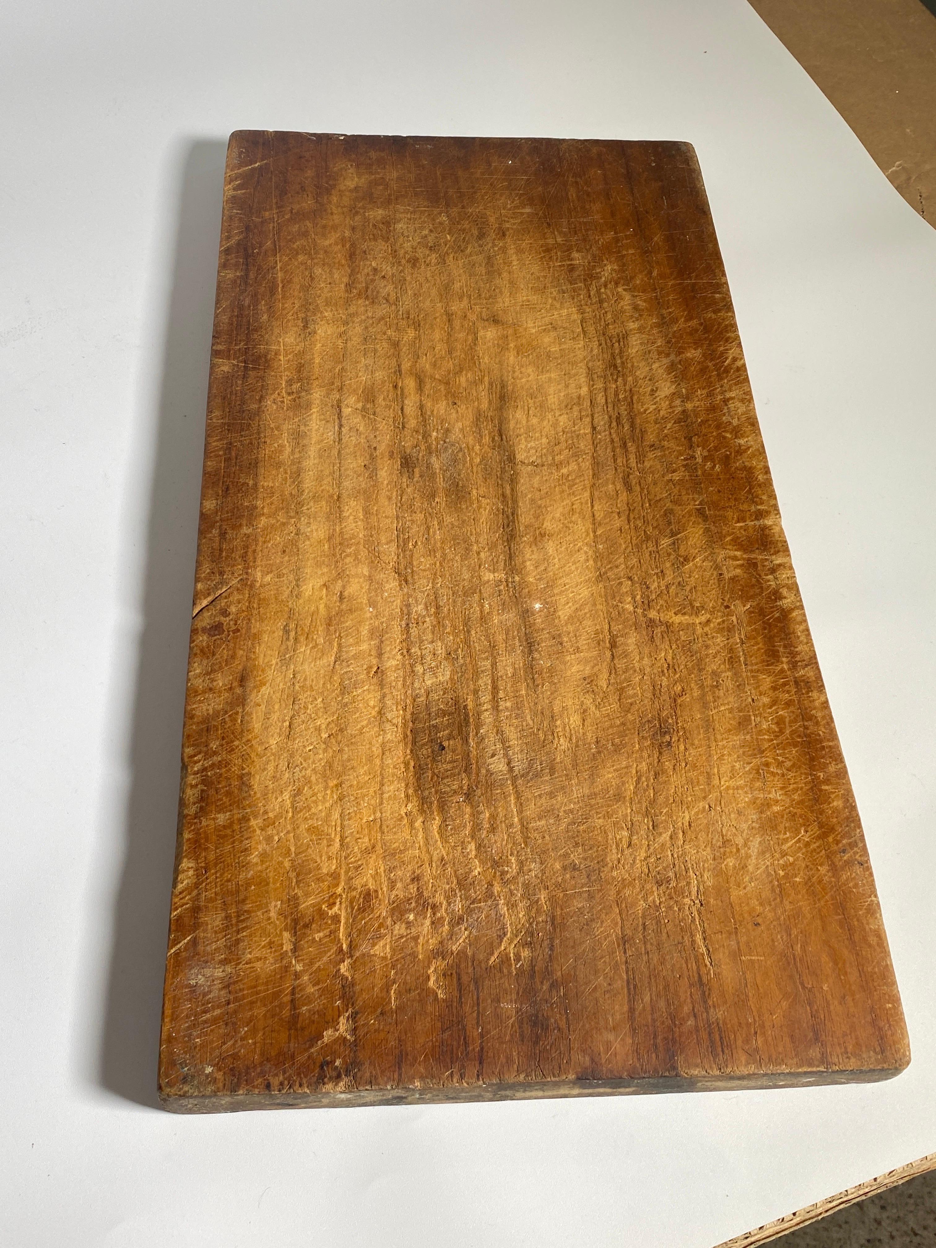 Provincial français  Planche à découper ou à découper en bois, patine ancienne, couleur marron, France, XXe siècle en vente