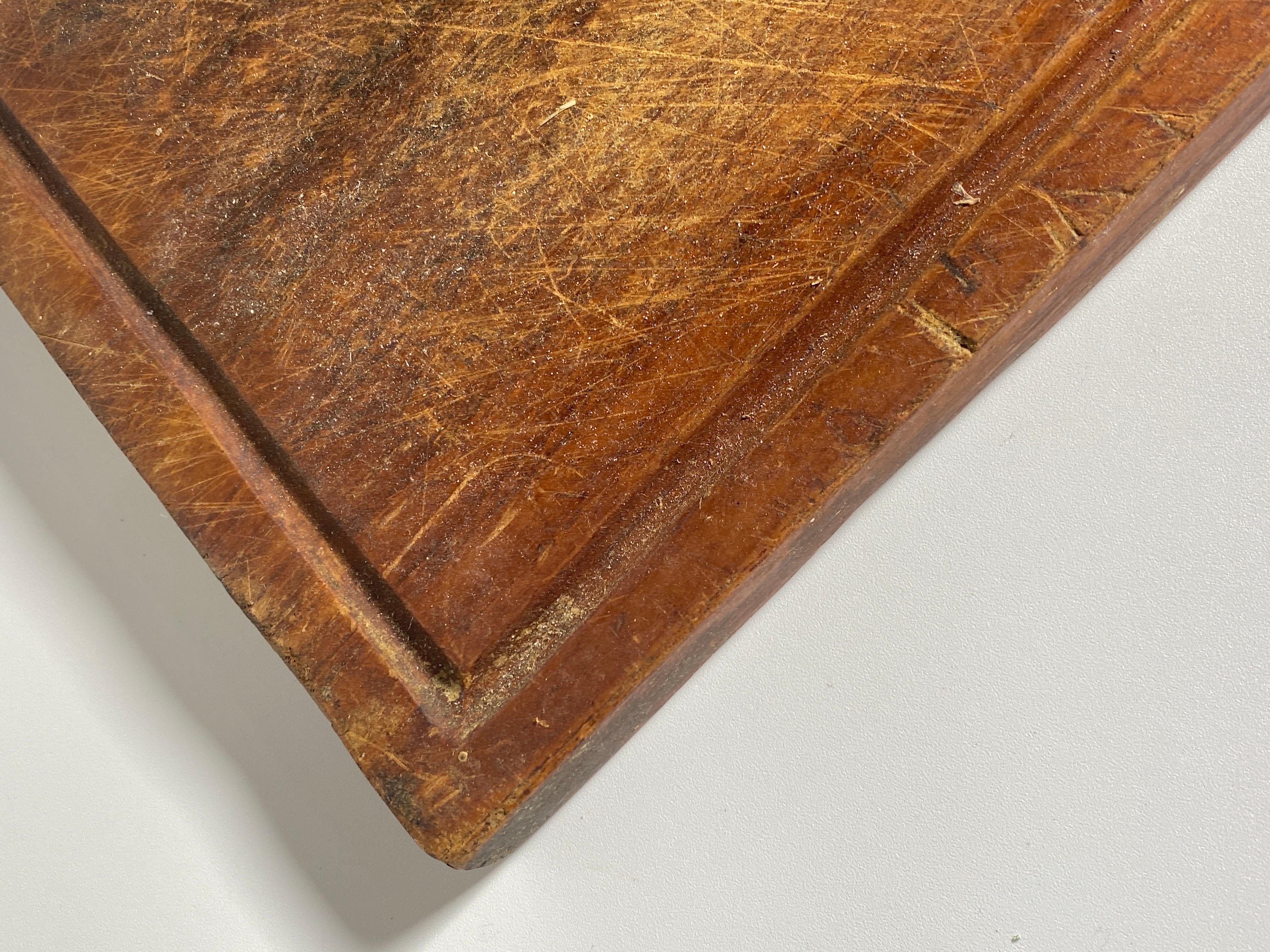 Français  Planche à découper ou à découper en bois, patine ancienne, couleur marron, France, XXe siècle en vente