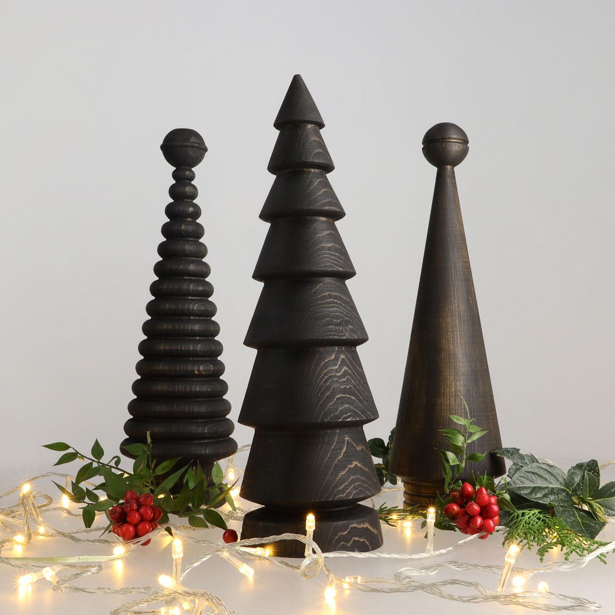 Moderne, minimalistische Weihnachtsbäume bieten eine natürliche und elegante Möglichkeit, Ihre Weihnachtsdekoration zu vervollständigen. Diese minimalistische Baumdekoration aus massivem Zedernholz interpretiert auf abstrakte Weise die anmutigen