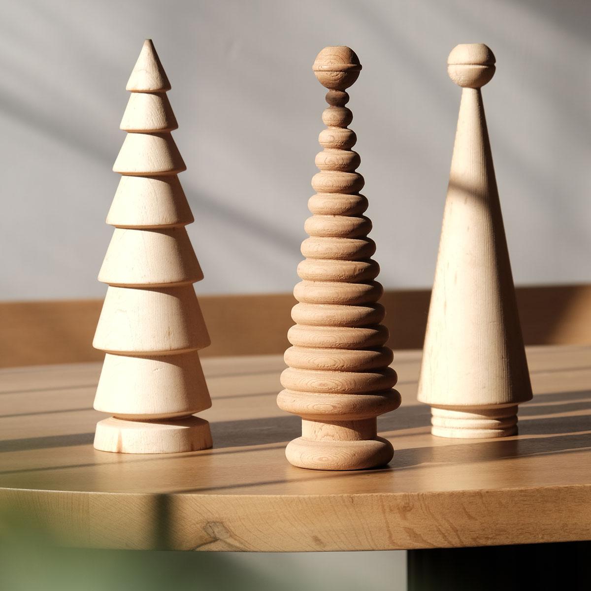 I moderni alberi minimalisti per le feste offrono un'opzione naturale ed elegante per completare le tue decorazioni natalizie. Questo set di alberi decorativi minimalisti in cedro massiccio reinterpreta in modo astratto le forme aggraziate degli