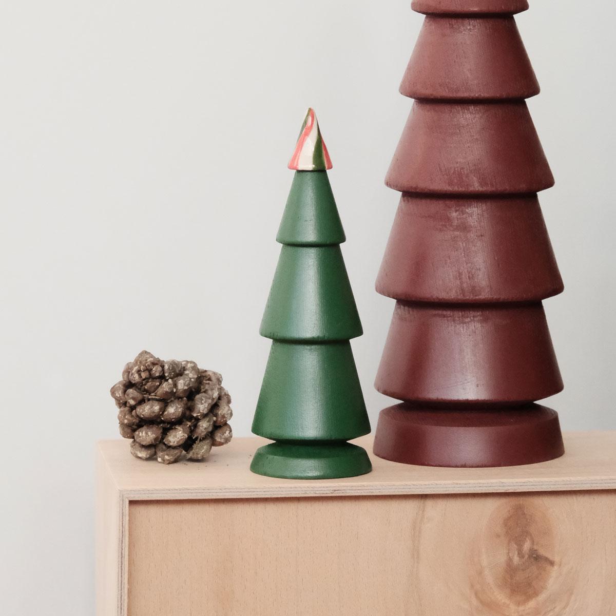 Das Weihnachtsbaumset aus Zedern-, Tannen- und Juniper-Holz mit Keramikspitzen wurde speziell für Ihr Weihnachtsmotiv entworfen. Dieses Set aus massivem Zedernholz ist mit farbenfrohen, handgefertigten Keramikdetails versehen und von der natürlichen