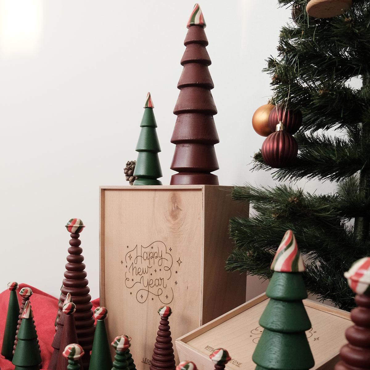 Holz-Weihnachtsbaum-Set - Zeder mit Keramikspitze, mittelgroß (Moderne) im Angebot