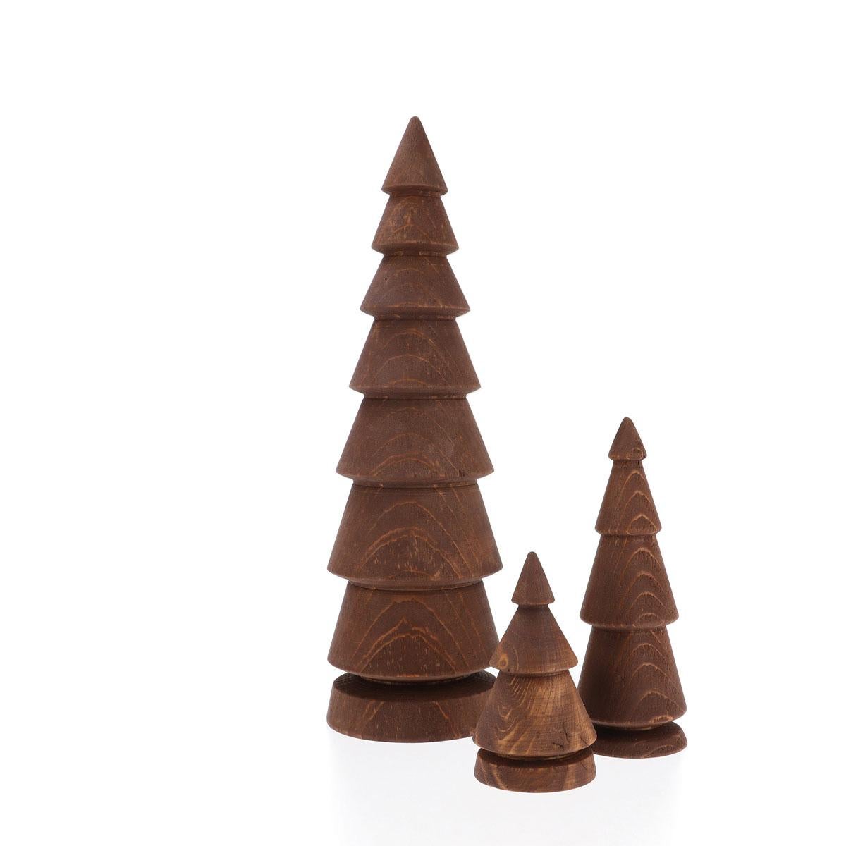 Die minimalistischen Weihnachtsbäume aus natürlicher Zeder sind einzigartige Dekorationsstücke, die die natürliche Schönheit des Tannenbaums mit einem modernen Design verbinden. Dieses luxuriöse, handgefertigte Set aus massivem Zedernholz ist