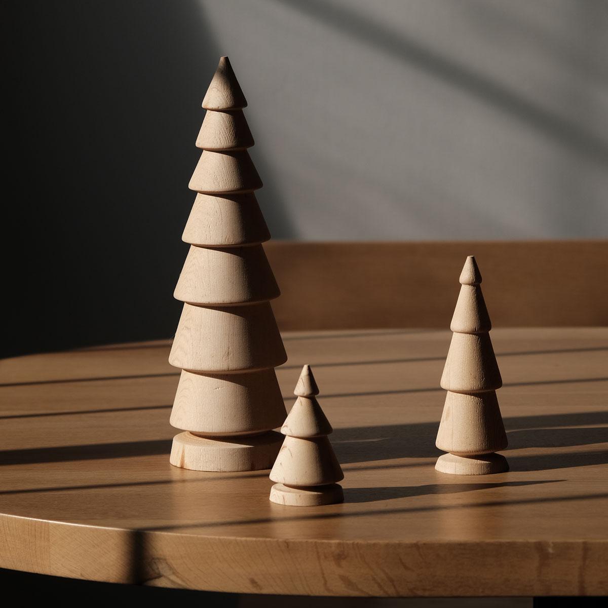 Die minimalistischen Weihnachtsbäume aus natürlicher Zeder sind einzigartige Dekorationsstücke, die die natürliche Schönheit des Tannenbaums mit einem modernen Design verbinden. Dieses luxuriöse, handgefertigte Set aus massivem Zedernholz ist