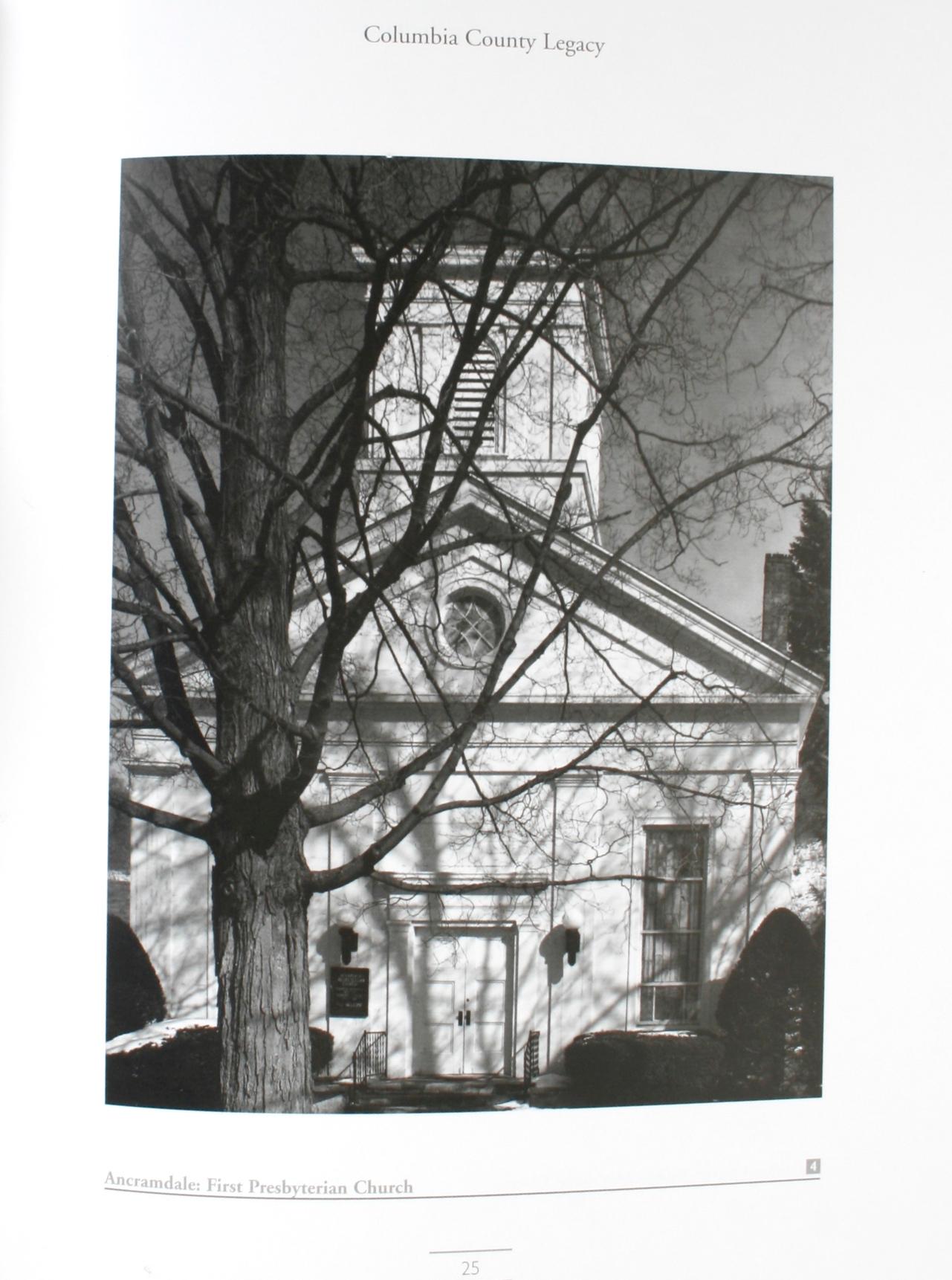 Églises en bois : Columbia County Legacy par Arthur A Baker. Société historique du comté de Columbia, 2003. 1ère édition à couverture souple. Le comté de Columbia, dans l'État de New York, possède un riche patrimoine d'architecture d'églises en bois