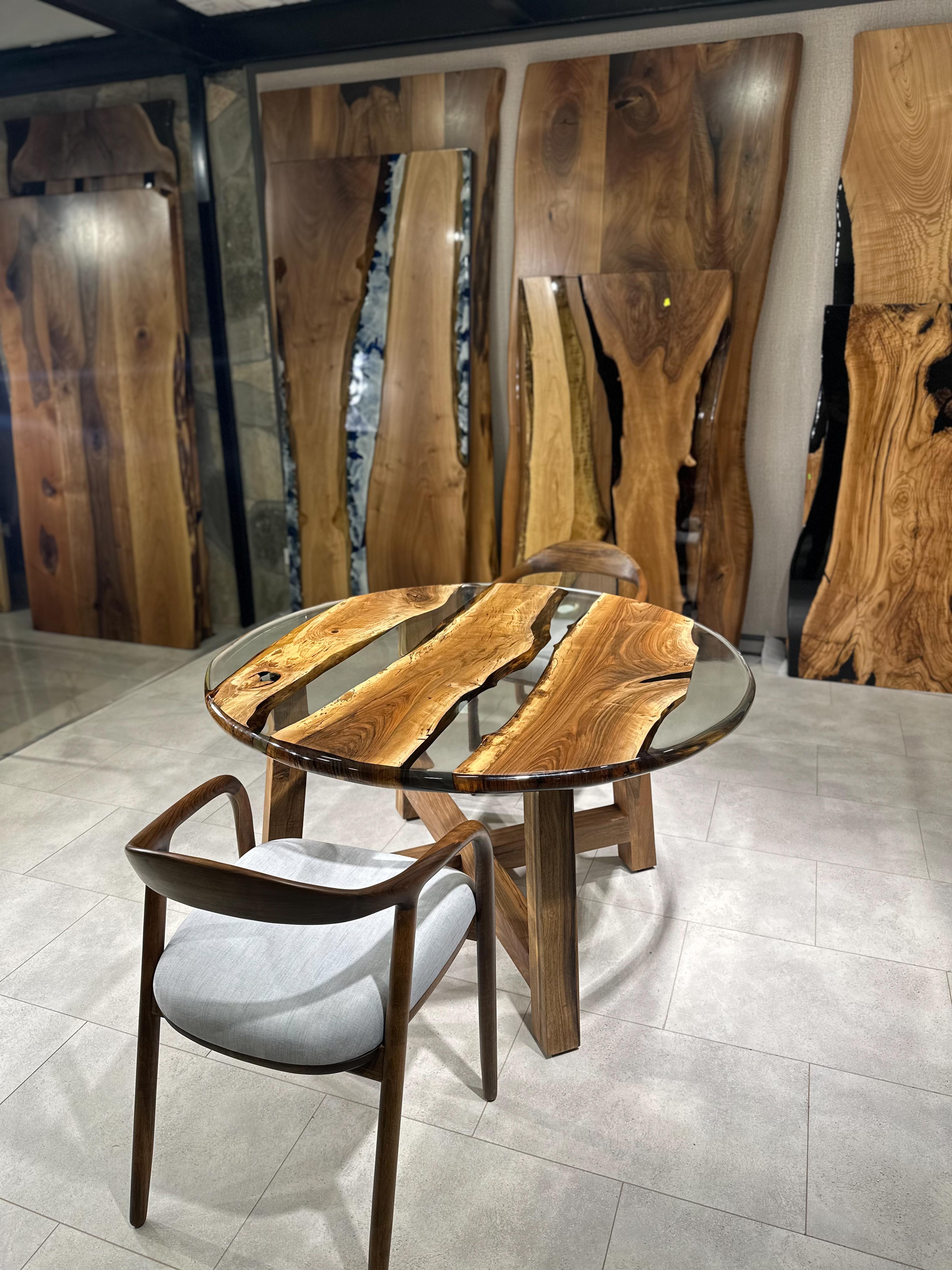 XXIe siècle et contemporain Table ronde en résine transparente en bois en vente