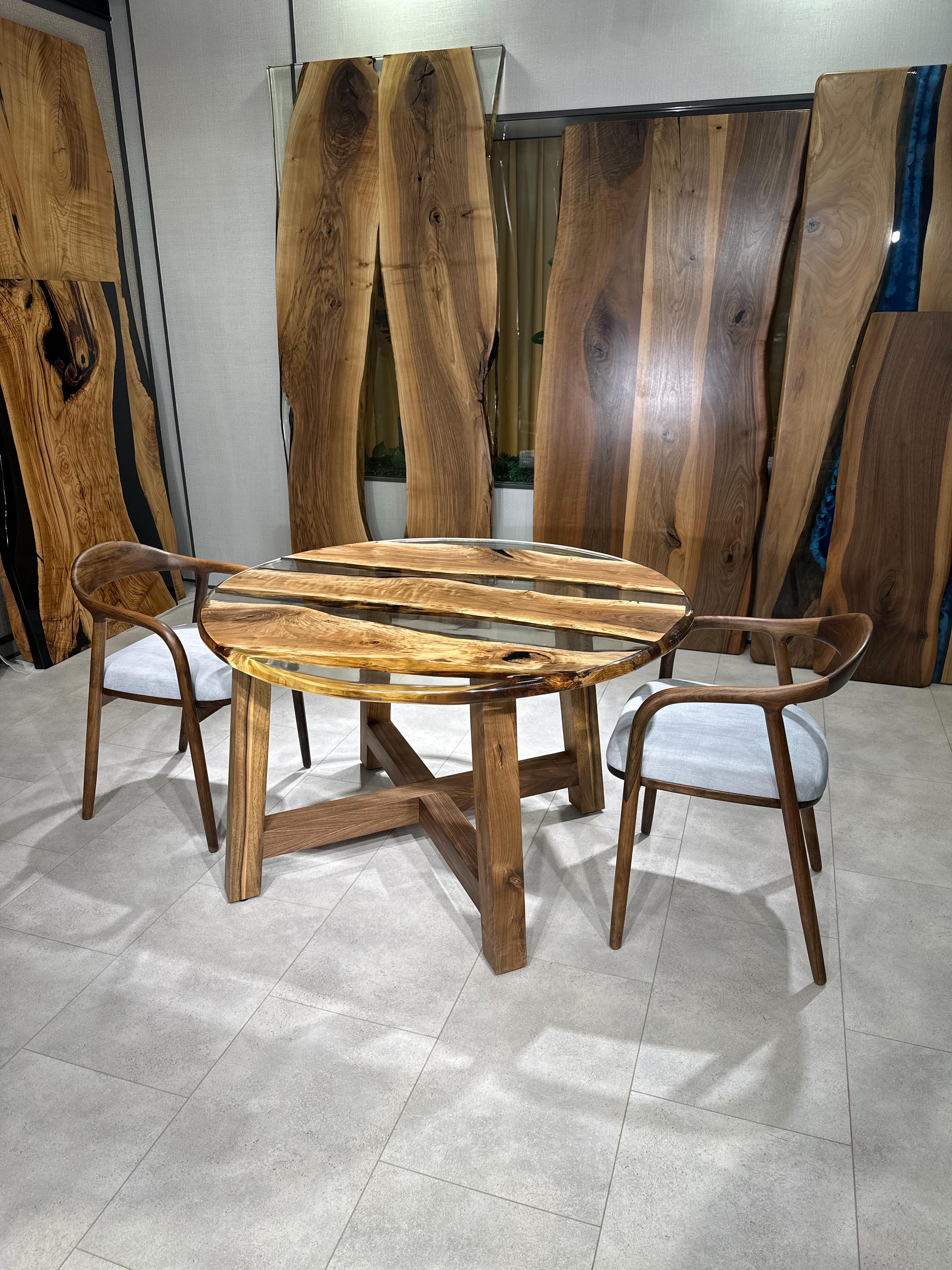 Table de salle à manger ronde en résine époxy transparente sur mesure en noyer 

Cette table est fabriquée en bois de noyer vieux de 500 ans. Les veines et la texture du bois décrivent l'aspect d'un bois de noyer naturel.
Elle peut être utilisée