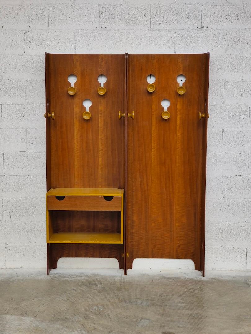 Modular coat hanger set produced by FIARM Scorzè in Italy in the 1960s. Design Carlo De Carli. Made of curved wood with holes for housing the bakelite knobs. Chest of drawers in lacquered wood with drawer front in walnut.

Carlo De Carli (Milan,