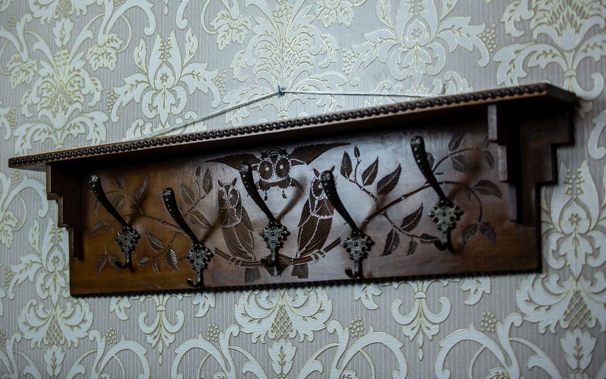 Hölzerner Garderobenständer aus den 1940er Jahren (Holz) im Angebot