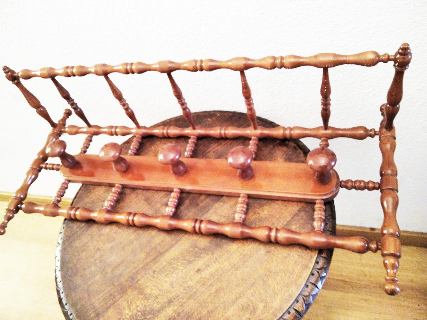 Coat Rack Honey Colored Turned Beech Wood 5 Hangers and Upper Trunk, Early 20th For Sale 5