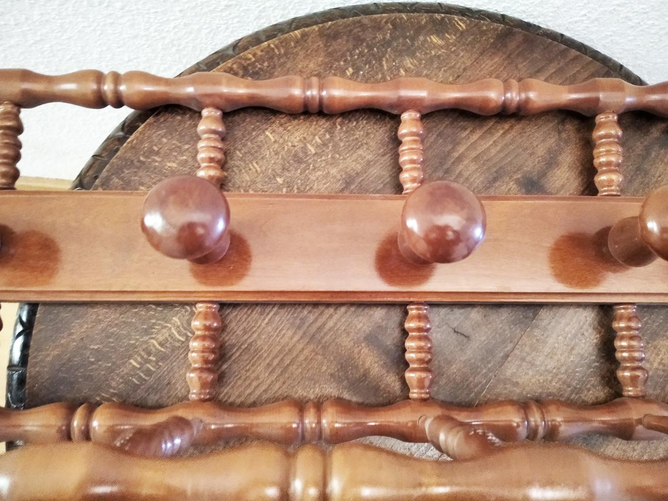 Coat Rack Honey Colored Turned Beech Wood 5 Hangers and Upper Trunk, Early 20th For Sale 1