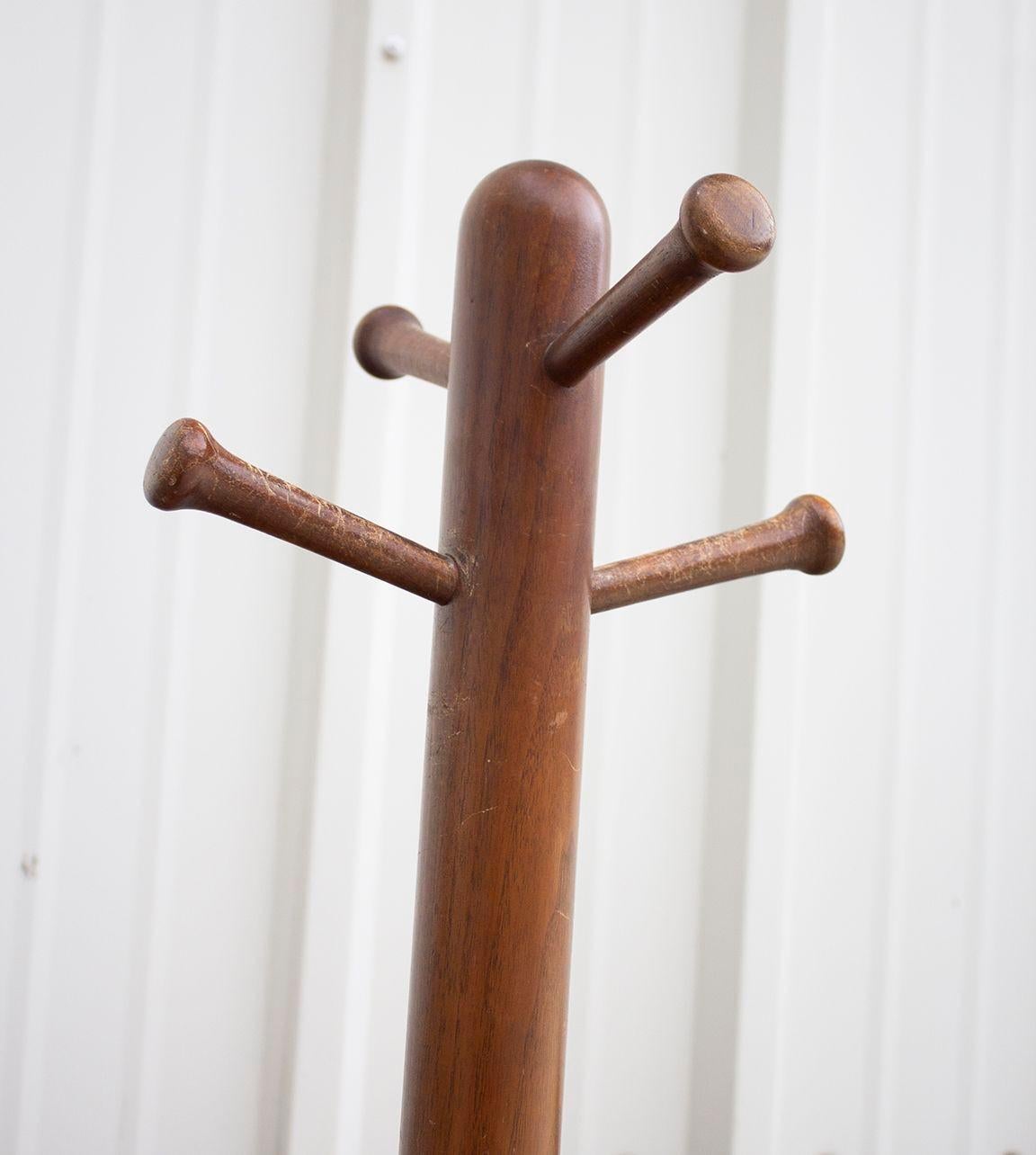 Wooden Coat Rack Stand with x Base and Carved Hooks In Good Condition For Sale In Grand Rapids, MI