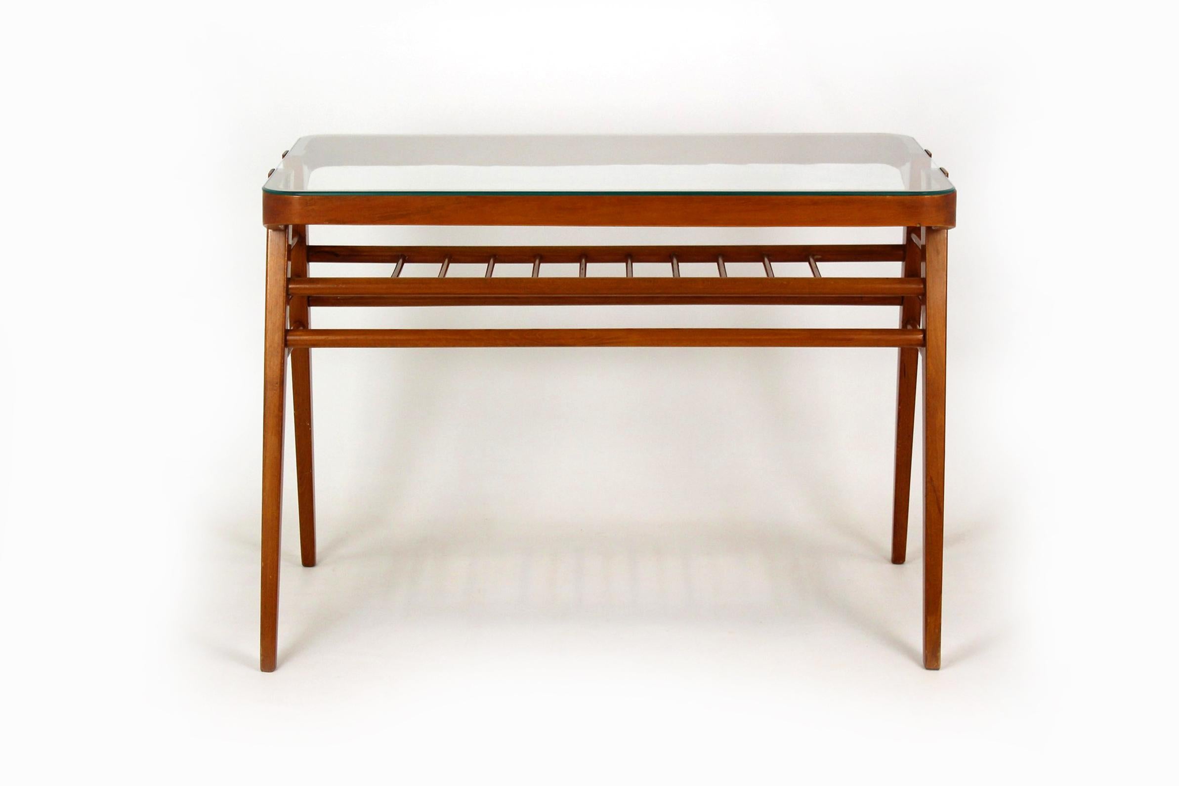 
Une table basse unique, une combinaison d'une structure en bois et de verre. Il a été conçu par František Jirák et produit dans les années 1960 en Tchécoslovaquie.
La table est conservée dans son état d'origine, très bon, des rayures mineures sont